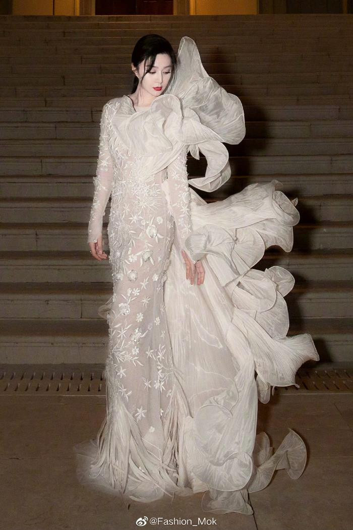 13 bộ cánh ấn tượng của Phạm Băng Băng tại Cannes 2023 - Ảnh 2. 13 bộ cánh ấn tượng của Phạm Băng Băng tại Cannes 2023 - Ảnh 2.