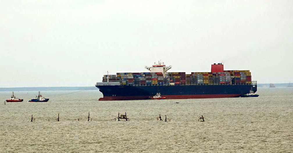 Giải cứu siêu tàu container quốc tịch Panama hỏng máy trên luồng Vũng Tàu - Thị Vải - Ảnh 2.