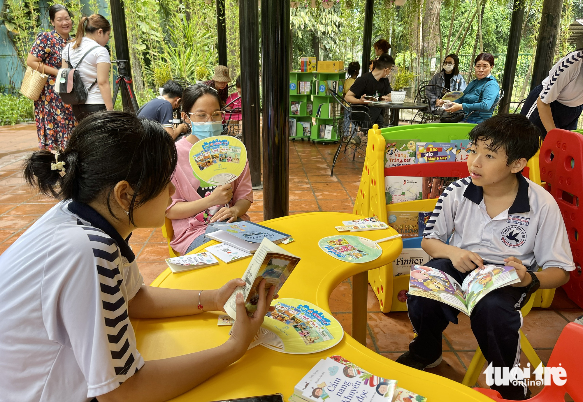 Thảo cầm viên mở ‘vườn sách’ dưới tán cây, miễn phí cho trẻ em - 1