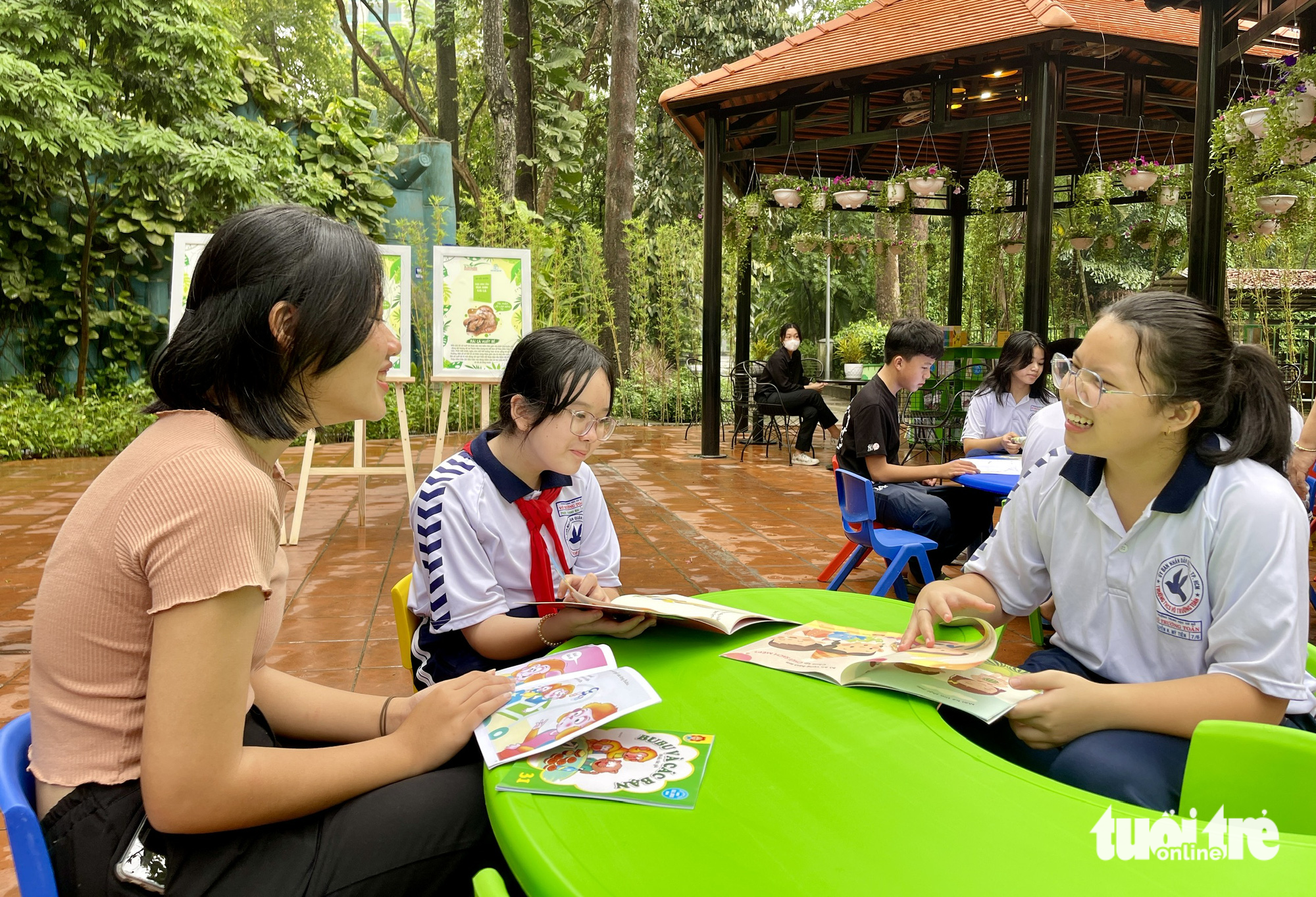 Thảo cầm viên mở ‘vườn sách’ dưới tán cây, miễn phí cho trẻ em - 2
