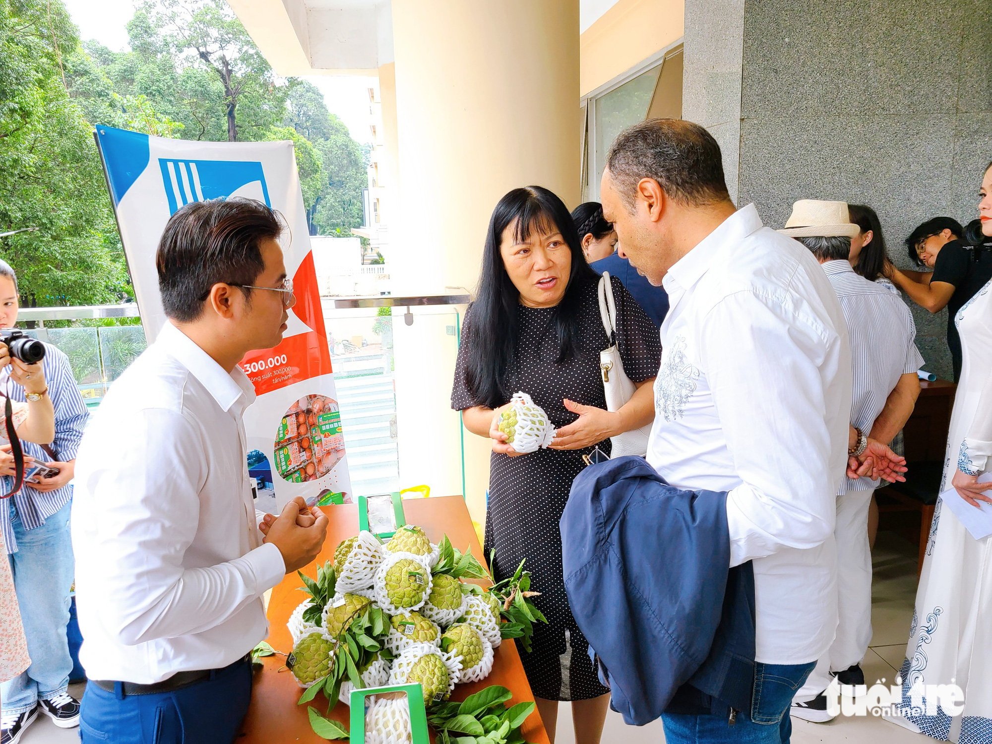 Khách hàng tham quan đông đúc tại gian hàng mãng cầu sạch nằm trong khuôn khổ chương trình "Giới thiệu sản phẩm nông sản sạch cho kênh bán sỉ" - Ảnh: NHẬT XUÂN