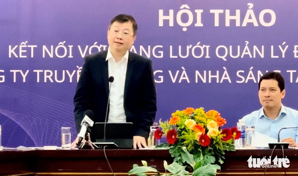 นาย Nguyen Thanh Lam - รัฐมนตรีช่วยว่าการกระทรวงสารสนเทศและการสื่อสาร และนาย Le Quang Tu Do - ผู้อำนวยการฝ่ายวิทยุ โทรทัศน์ และอิเล็กทรอนิกส์ (กระทรวงสารสนเทศและการสื่อสาร) - พบปะกับบุคคลและองค์กรสร้างเนื้อหาออนไลน์ - รูปภาพ: BONG ม.อ