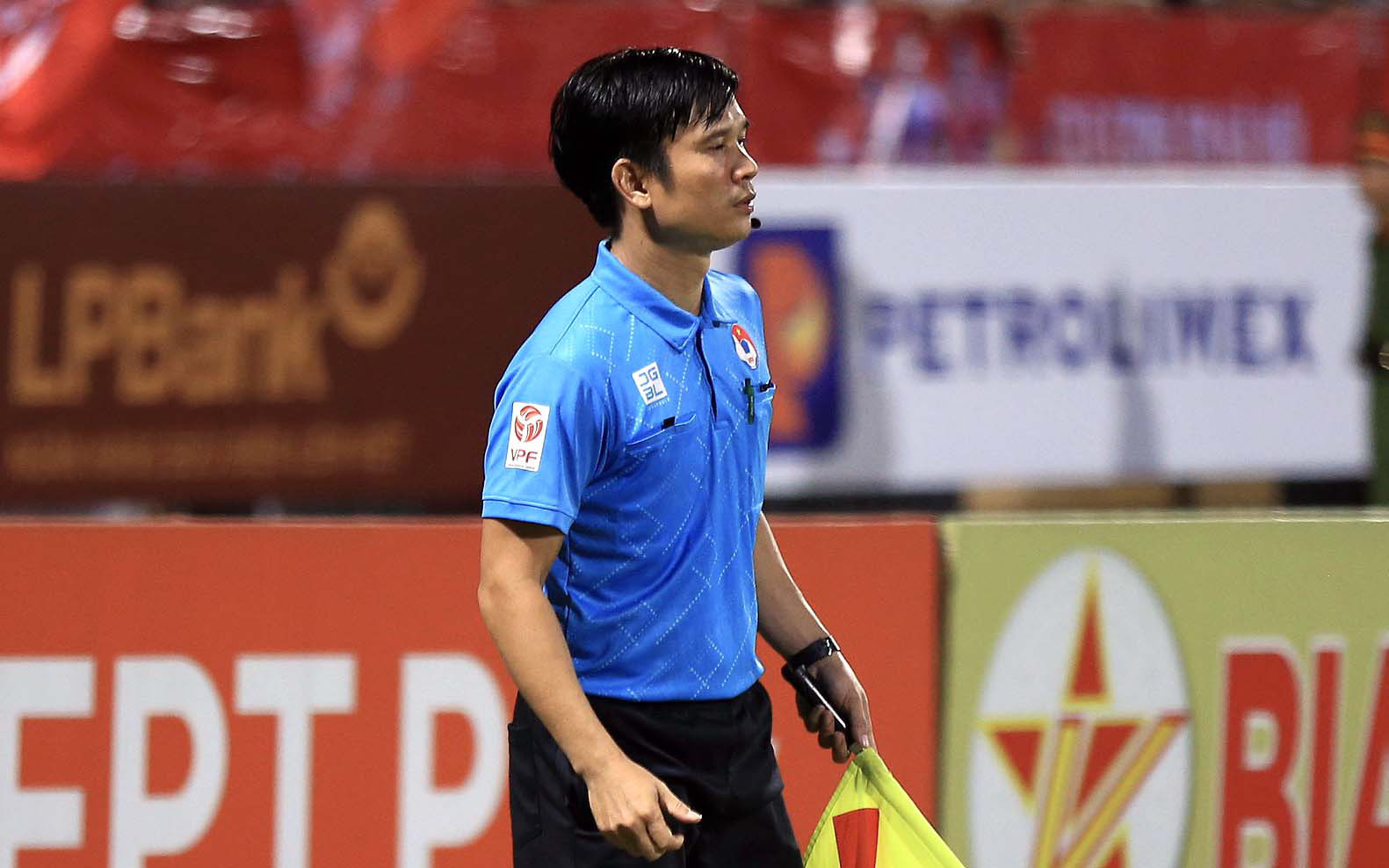 Trợ lý trọng tài sai khi phất cờ cầu thủ Sông Lam Nghệ An việt vị