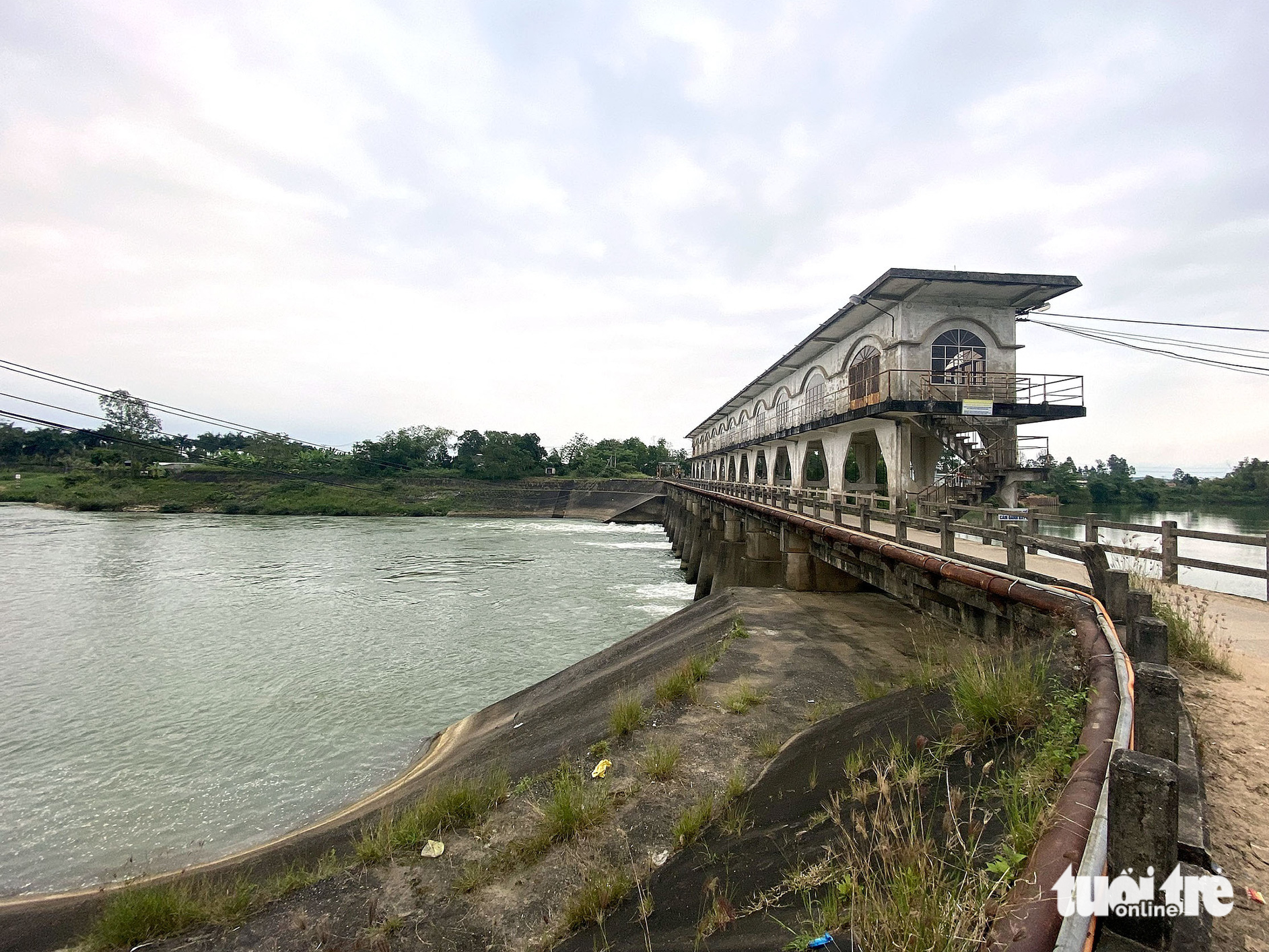 Thủy điện miền Trung đồng loạt Các nhà máy thủy điện vừa phát điện vừa đảm bảo nước cho sản xuất và sinh hoạt tại địa phương - Ảnh: TR.TR.