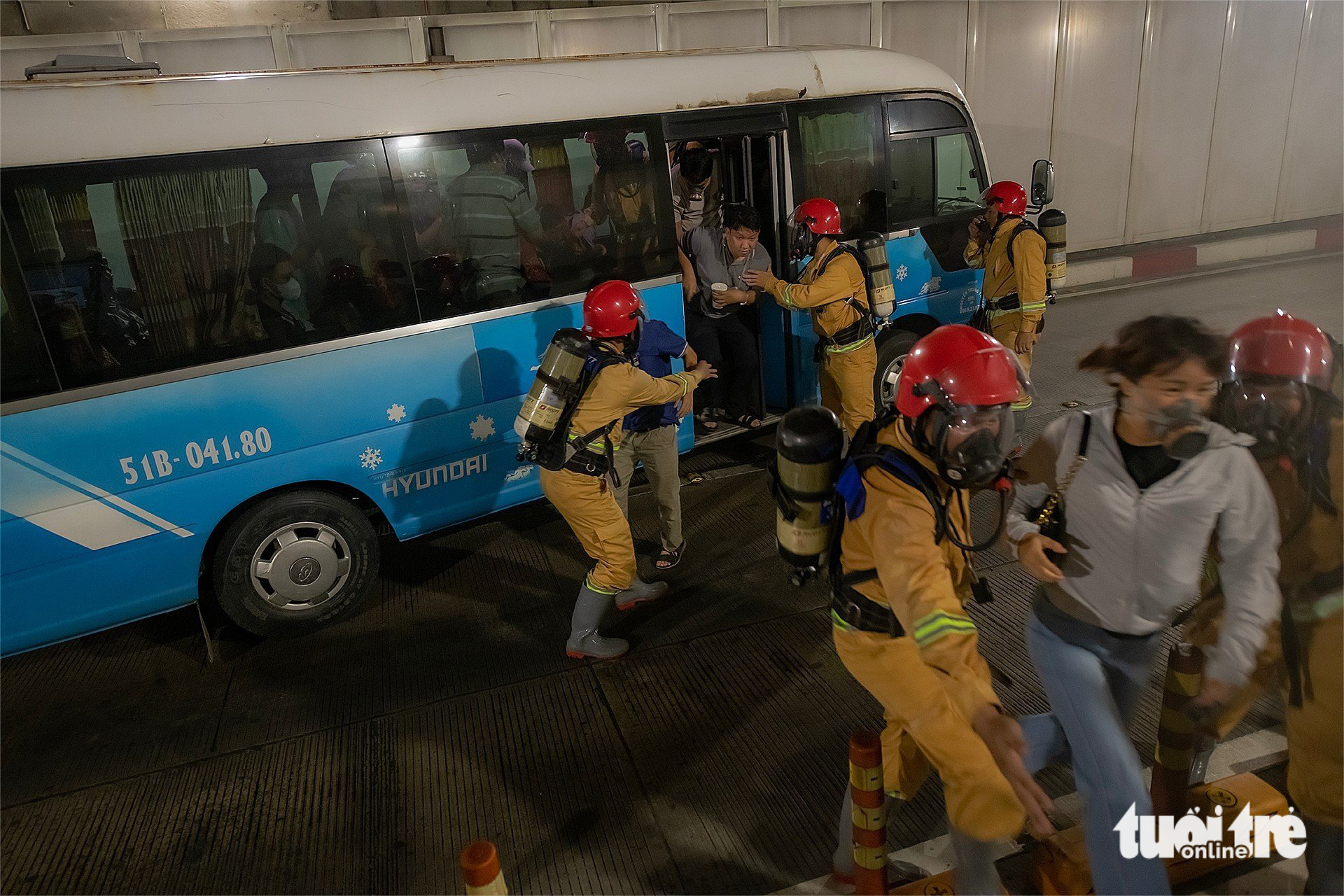 Diễn tập cứu xe khách bốc cháy trong hầm sông Sài Gòn - Ảnh 4.