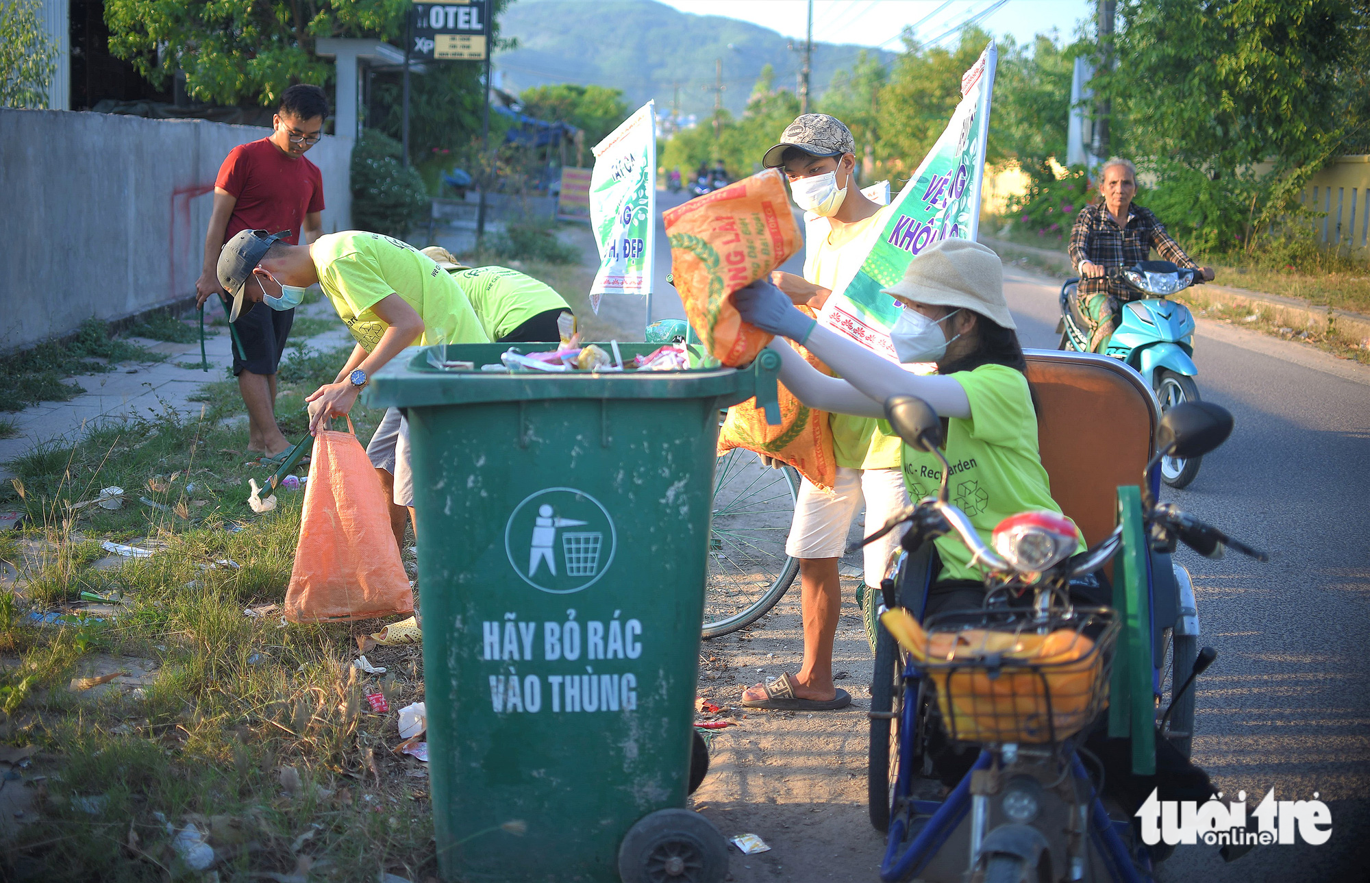 Các thành viên vườn tái chế cùng người dân dọn dẹp rác thải và nhặt phế liệu để tái chế