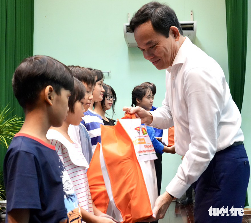 Vice Premier Tran Luu Quang delivers gifts to children with special ...