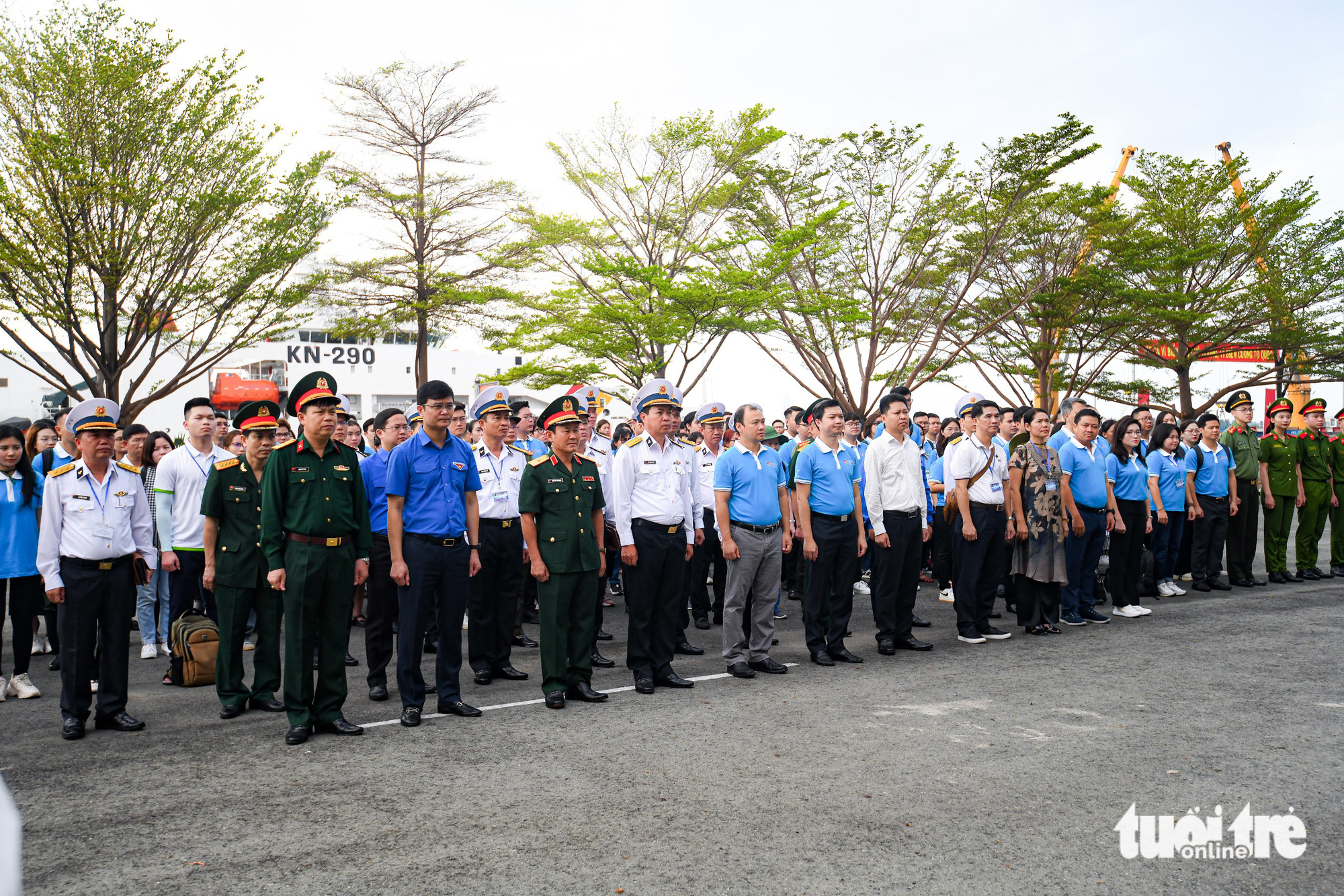 Trước khi làm lễ xuất quân hành trình, đoàn công tác tiến hành dâng hương tại tượng đài Đoàn tàu không số - Ảnh: NAM TRẦN