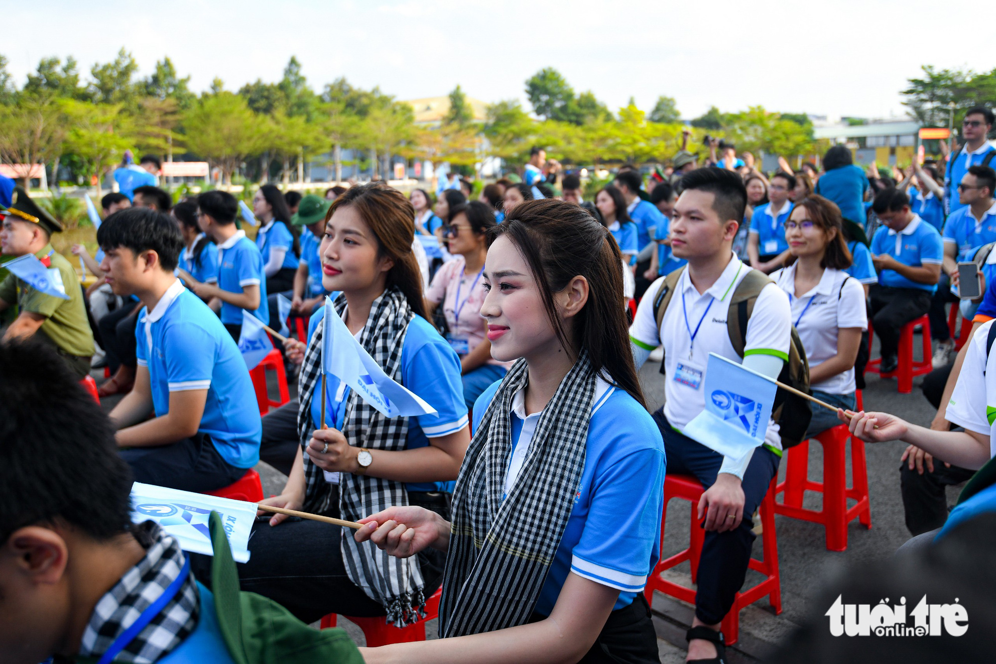 Hoa hậu Đỗ Thị Hà lên chuyến tàu ra thăm cán bộ, chiến sĩ Trường Sa và nhà giàn DK1 - Ảnh: NAM TRẦN