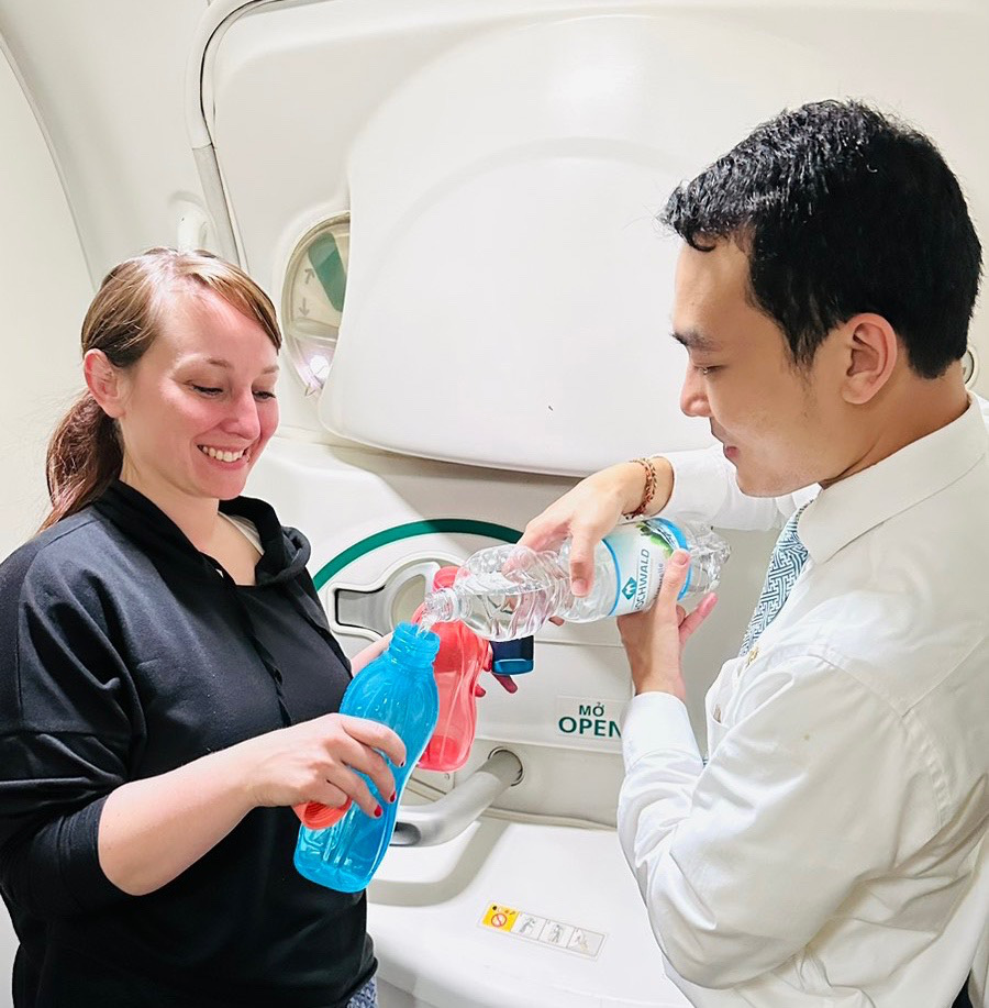 Vietnam Airlines hoàn thành ‘Thử thách chuyến bay bền vững’ - Ảnh 2. Những hành khách mang theo đồ dùng cá nhân trên chuyến bay được nhận mã giảm giá 10% cho hành trình quốc tế tiếp theo trong năm 2023 cùng Vietnam Airlines - Ảnh: VNA