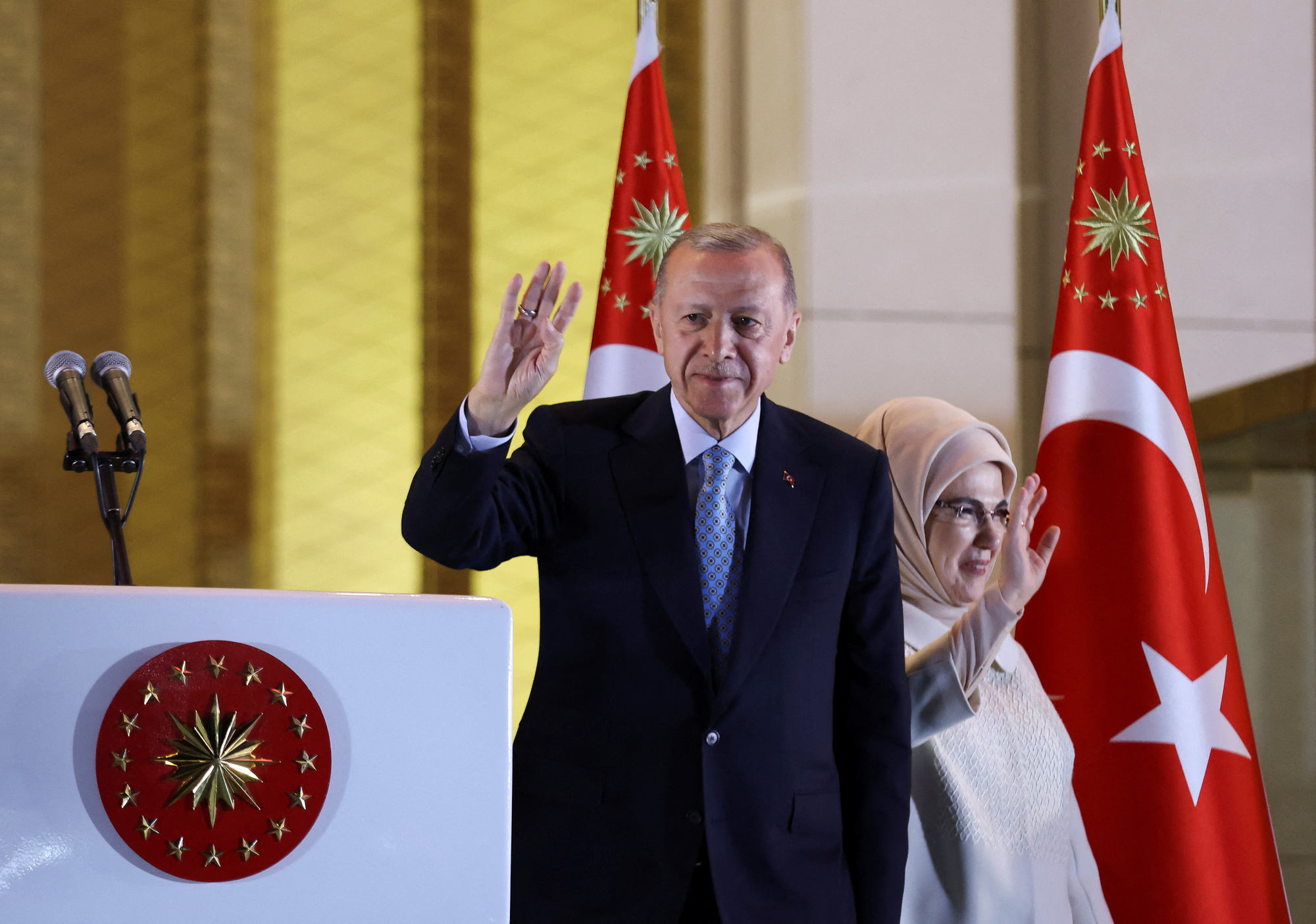 世界ニュース 5 月 29 日: エルドアン大統領がトルキエ大統領に再選 - 写真 1。 5月28日、トルコ・アンカラの大統領宮殿で、大統領選挙第2回投票勝利後、支持者らに挨拶するトルコのタイップ・エルドアン大統領とエルミン・エルドアン大統領 - 写真: REUTERS