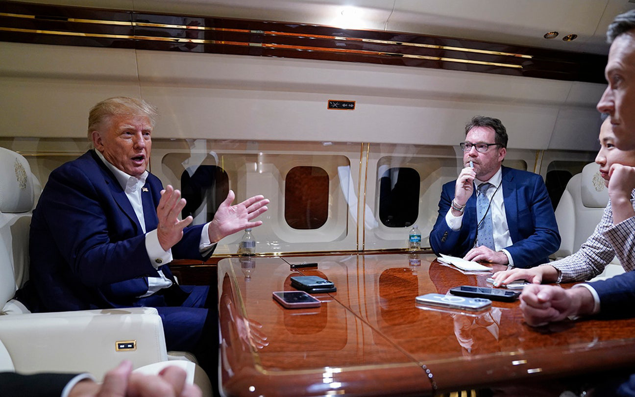 Ông Trump ném điện thoại, đuổi phóng viên NBC khỏi máy bay