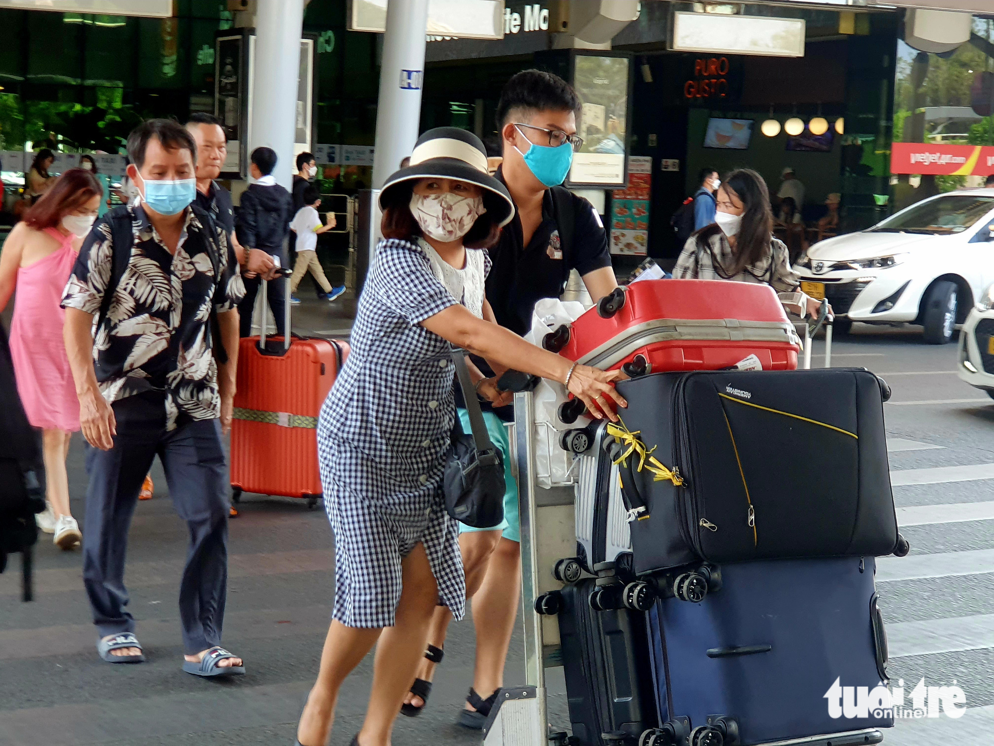 Khách thót tim băng đường đón taxi Tân Sơn Nhất - Ảnh 1.