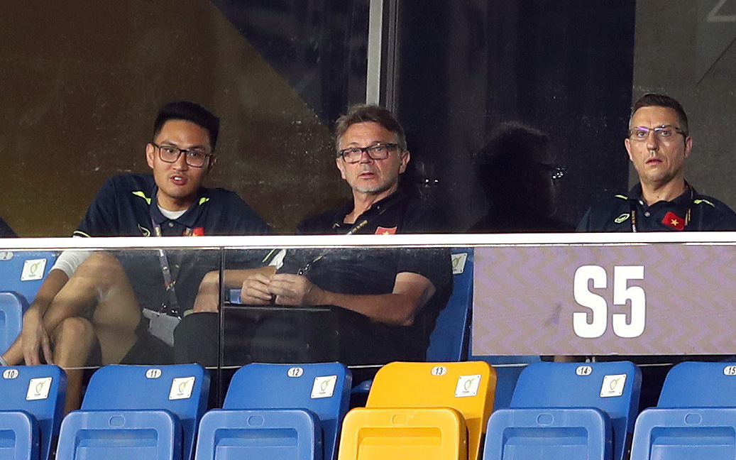 HLV Philippe Troussier nán lại sân xem hết trận U22 Malaysia thắng Lào