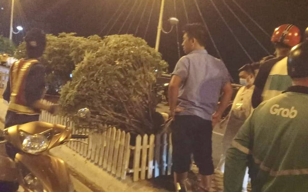 Bắt tài xế gây tai nạn, kéo nạn nhân bỏ bên kia đường rồi bỏ trốn- Ảnh 2. Bắt tài xế tông nữ lao công trên cầu Trần Phú, Nha Trang