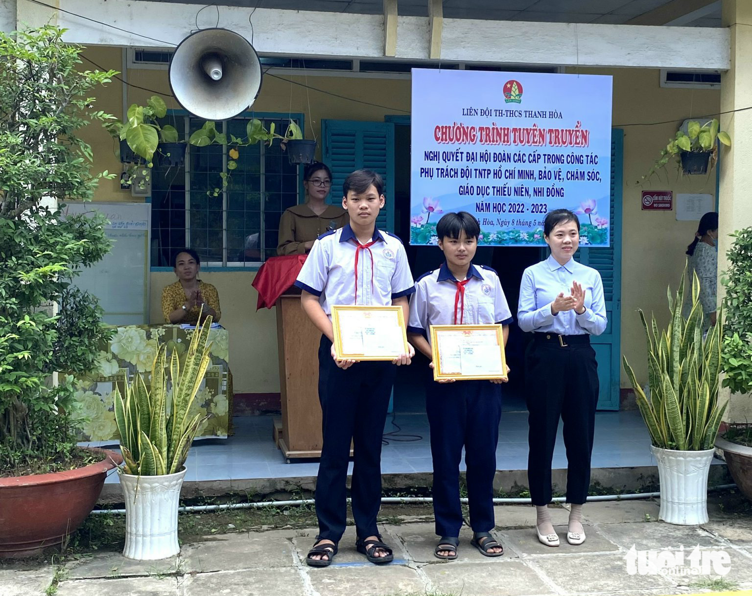 Hai em học sinh Tâm và Phi được UBND xã Thanh Hòa khen thưởng, biểu dương - Ảnh: A.X