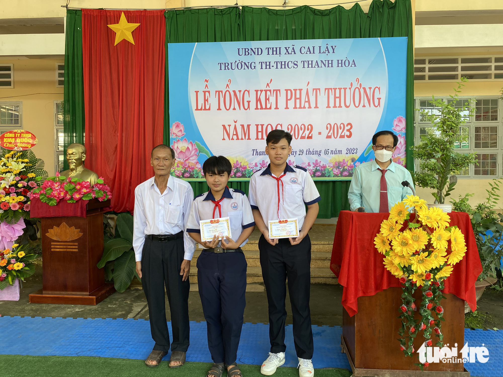 Ban Thường vụ Thị đoàn, Hội đồng Đội thị xã Cai Lậy đã đến trường thăm hỏi và tặng giấy khen cho em Phi và Tâm - Ảnh: A.X