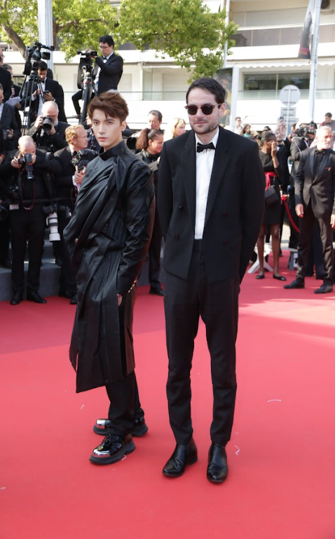 Stylist Việt mặc áo dài trên thảm đỏ Cannes 2023 - Ảnh 3. Stylist Việt mặc áo dài trên thảm đỏ Cannes 2023 - Ảnh 3.