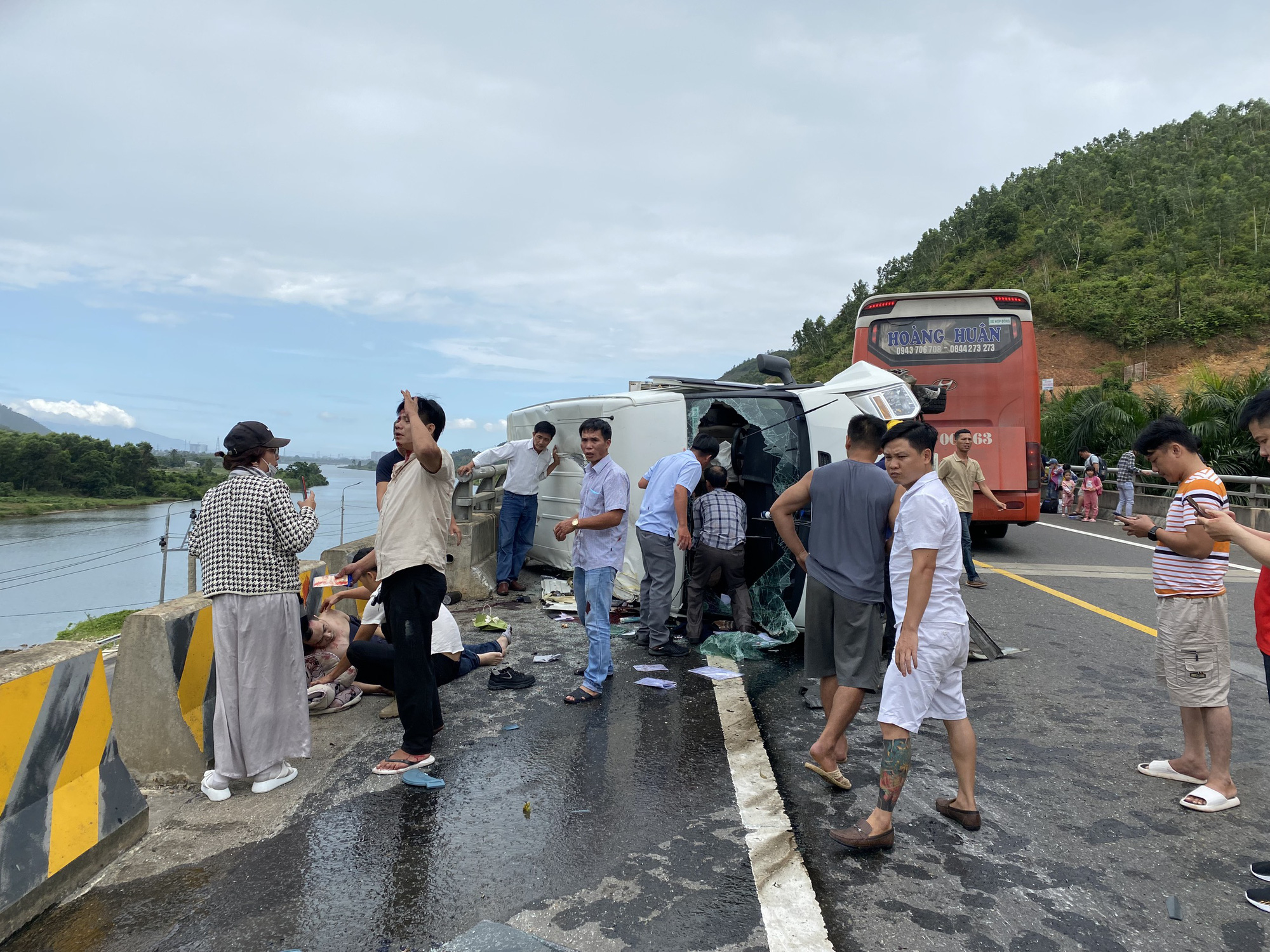 Xe khách đối đầu xe rước dâu trên cao tốc La Sơn - Túy Loan, một người chết - Ảnh 2.