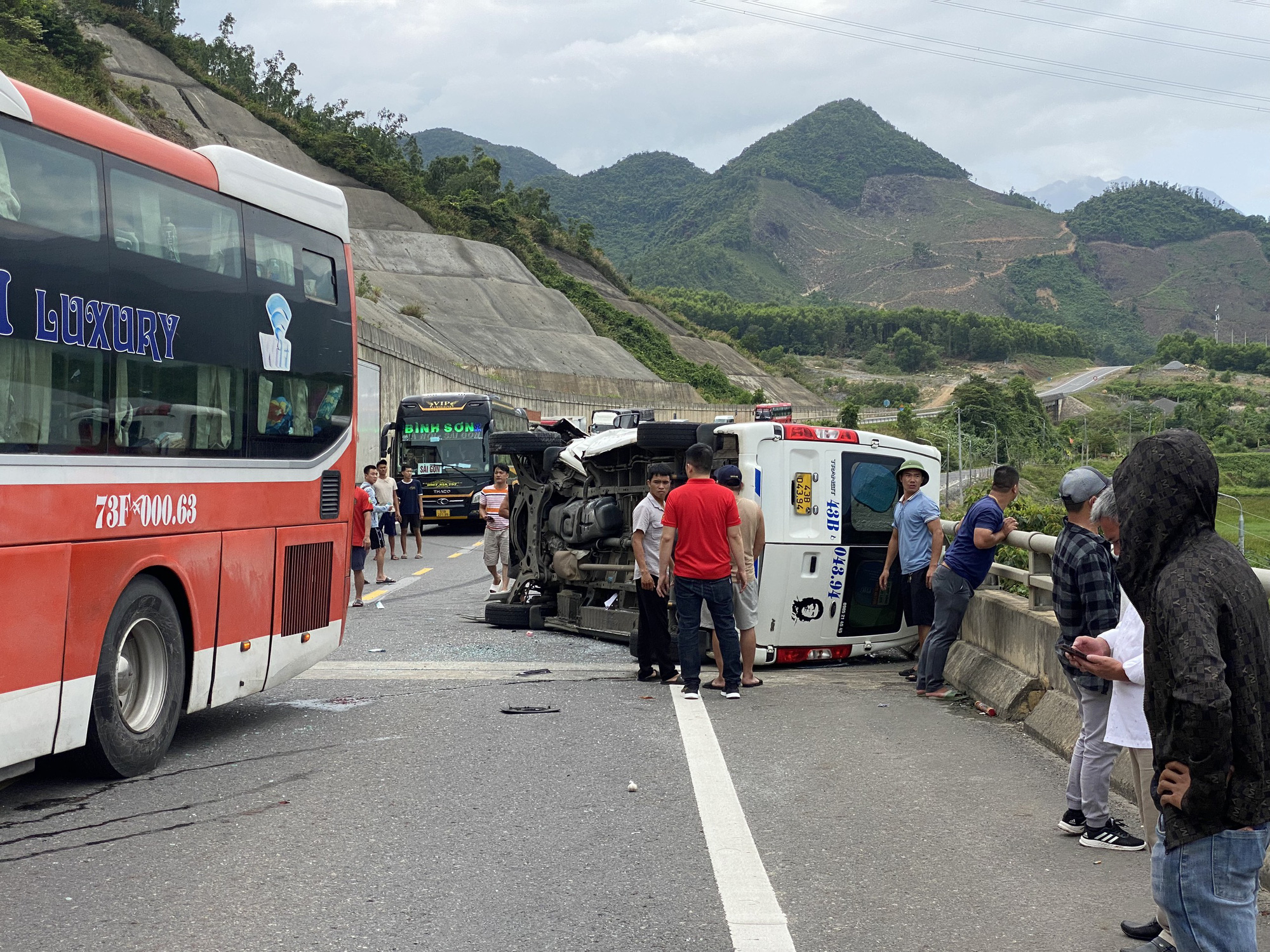 Xe khách đối đầu xe rước dâu trên cao tốc La Sơn - Túy Loan, một người chết - Ảnh 1.