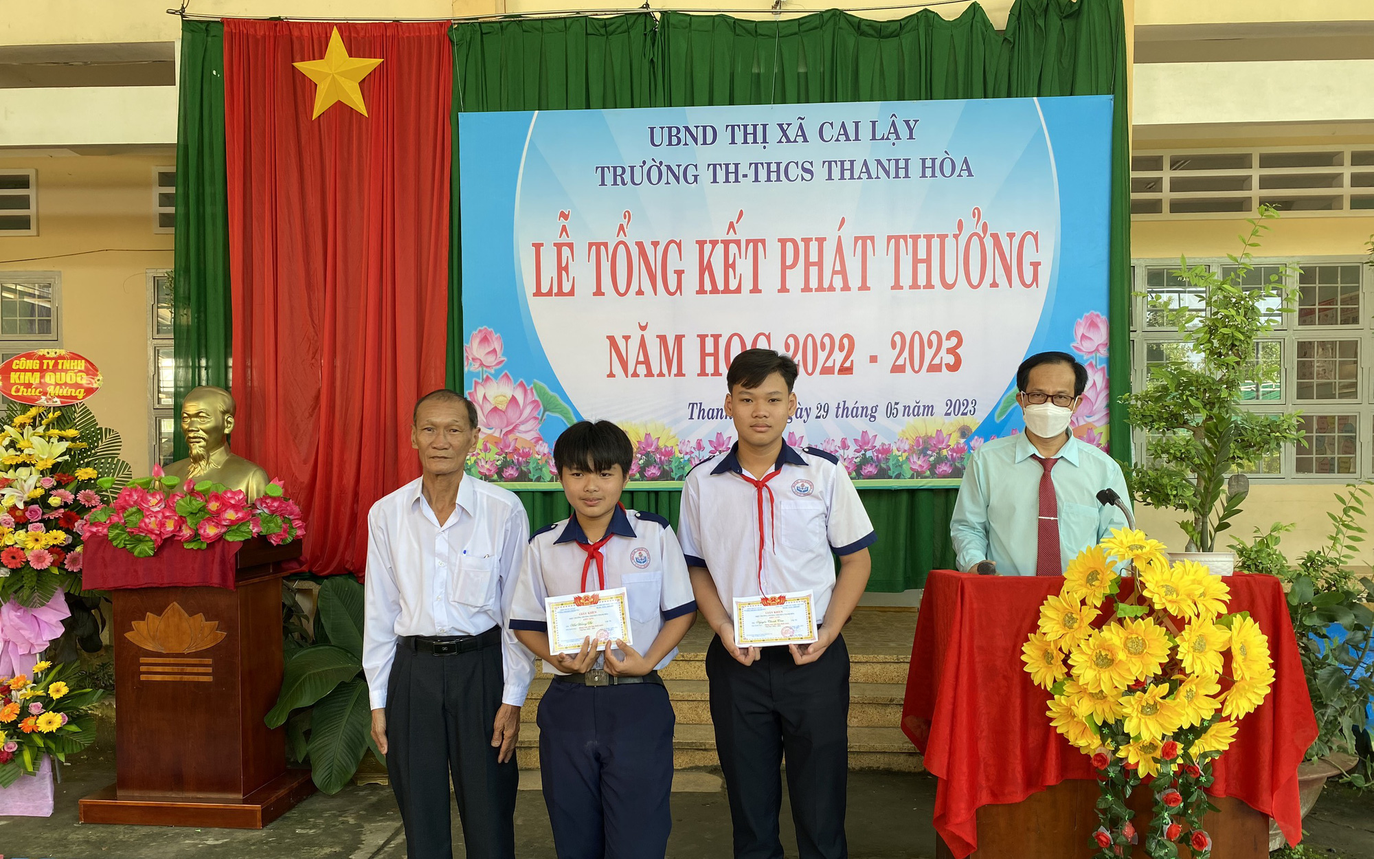 Khen thưởng hai học sinh dũng cảm cứu bạn đuối nước