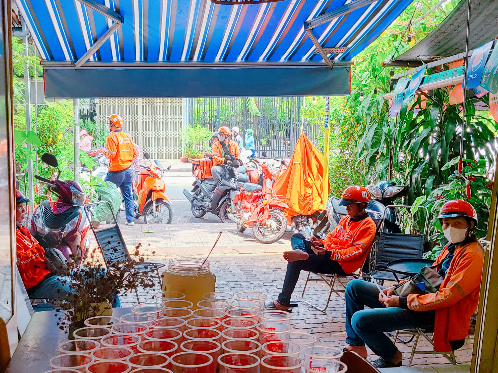 伝統的な食べ物: 大規模な市場、中小企業 - 写真 2。 持ち帰り用ドリンクの受け取りを待つ荷主 - イラスト: NHAT XUAN