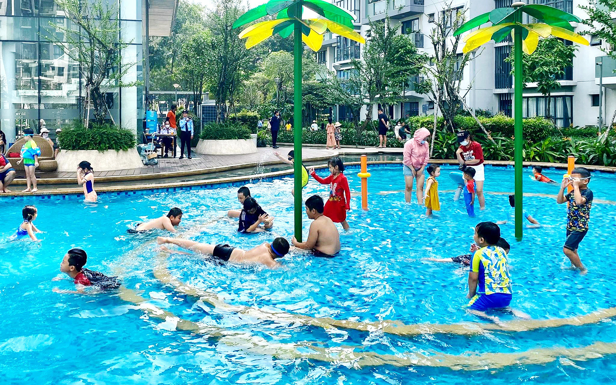 Làm gì để bớt mệt, tránh sốc nhiệt do nắng nóng gay gắt?- Ảnh 2. Du lịch ngày hè nắng nóng, cẩn trọng sốc nhiệt