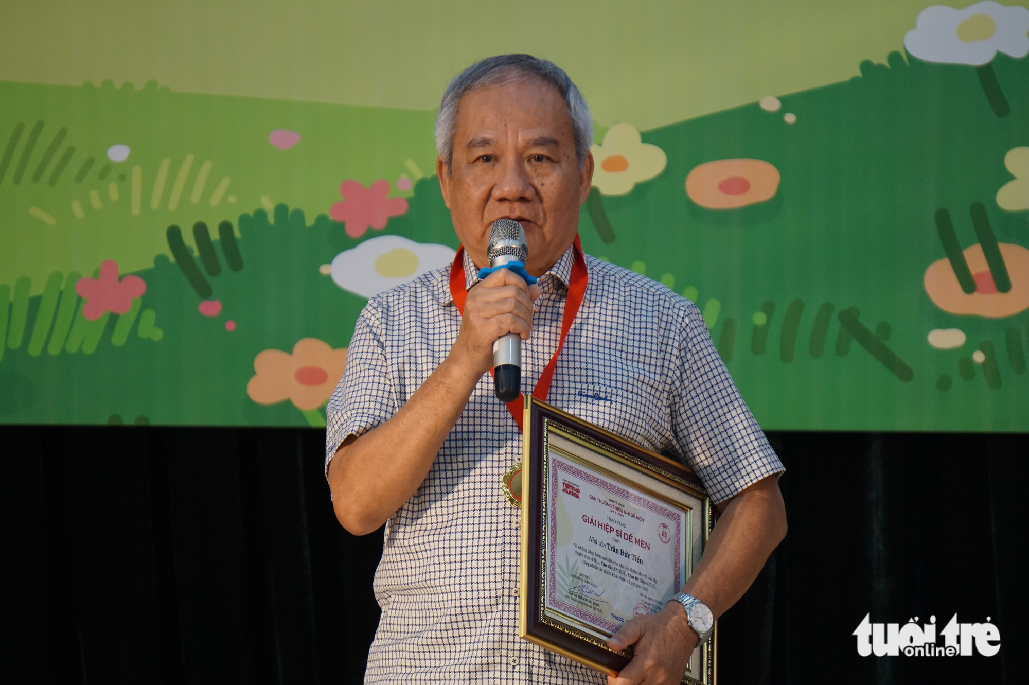 Nhà văn Trần Đức Tiến nhận giải thưởng lớn Hiệp sĩ Dế Mèn - Ảnh:T.ĐIỂU