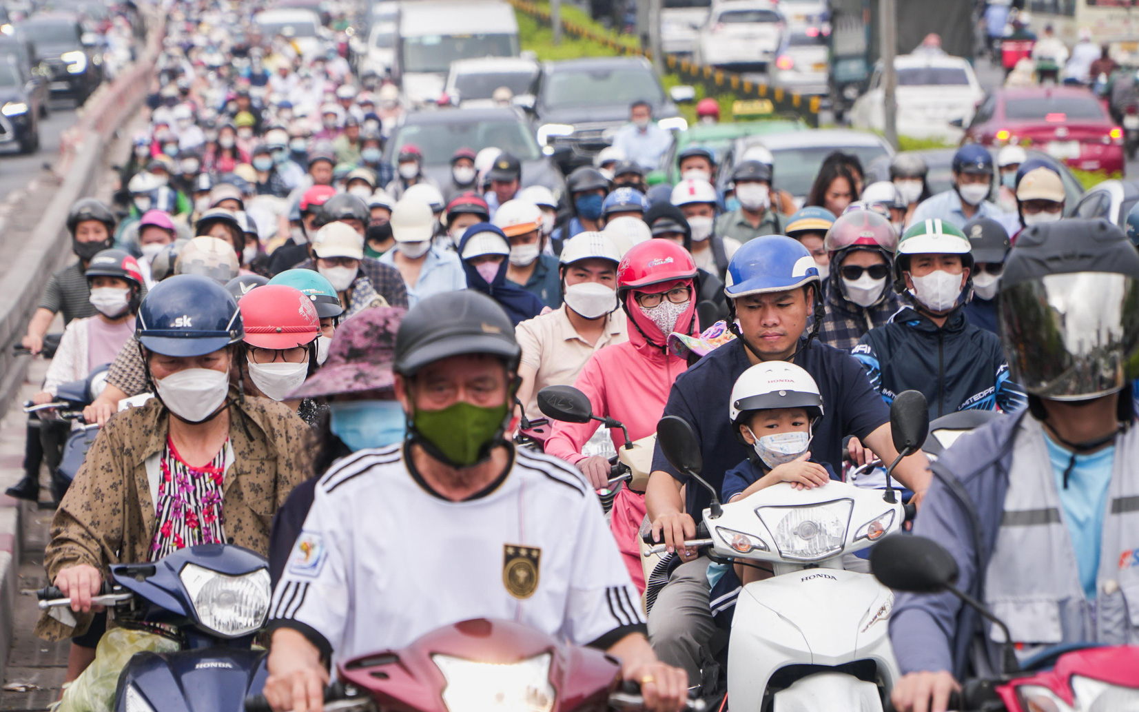 Tắc đường, người Hà Nội chật vật đi làm sau kỳ nghỉ lễ