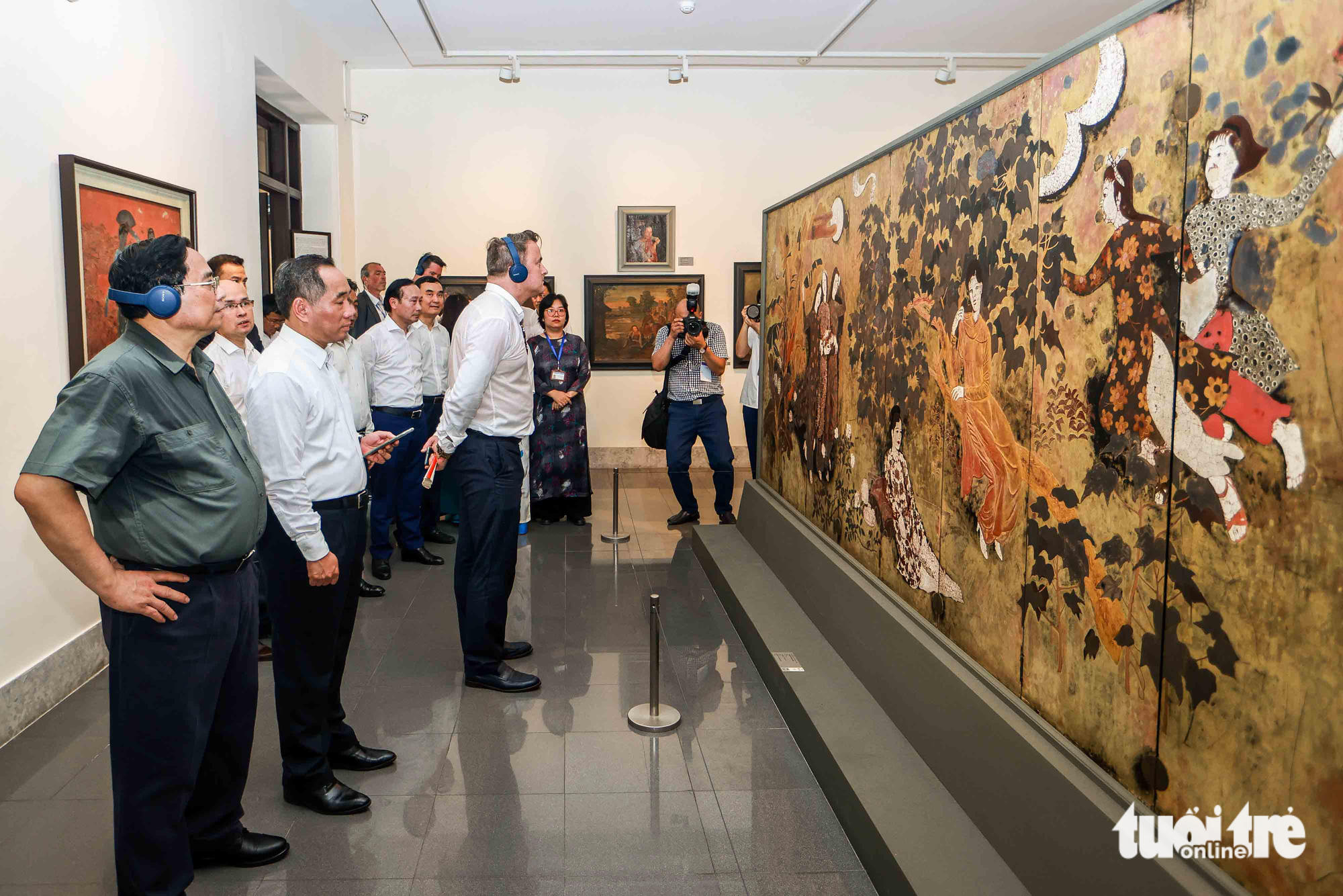 Hai thủ tướng chăm chú nhìn ngắm bức tranh sơn mài "Thiếu nữ trong vườn" của danh hoạ Nguyễn Gia Trí được trưng bày tại Bảo tàng Mỹ thuật Việt Nam - Ảnh: NGUYỄN KHÁNH