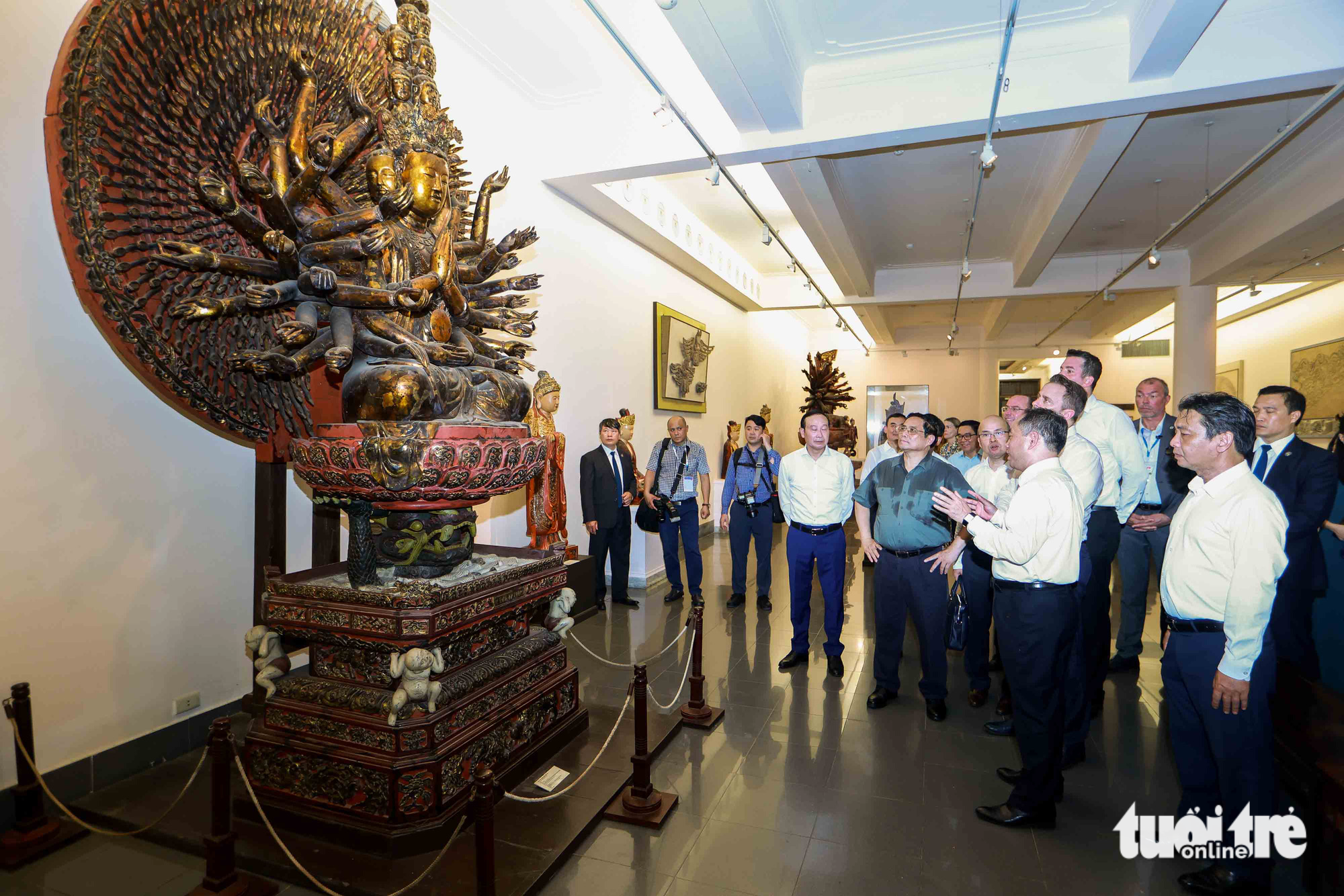 Bức tượng Quan âm nghìn mắt nghìn tay trưng bày tại bảo tàng Mỹ thuật Việt Nam thu hút sự tò mò của Thủ tướng Luxembourg Xavier Bettel. Bức tượng này đã được công nhận là bảo vật Quốc gia - Ảnh: NGUYỄN KHÁNH