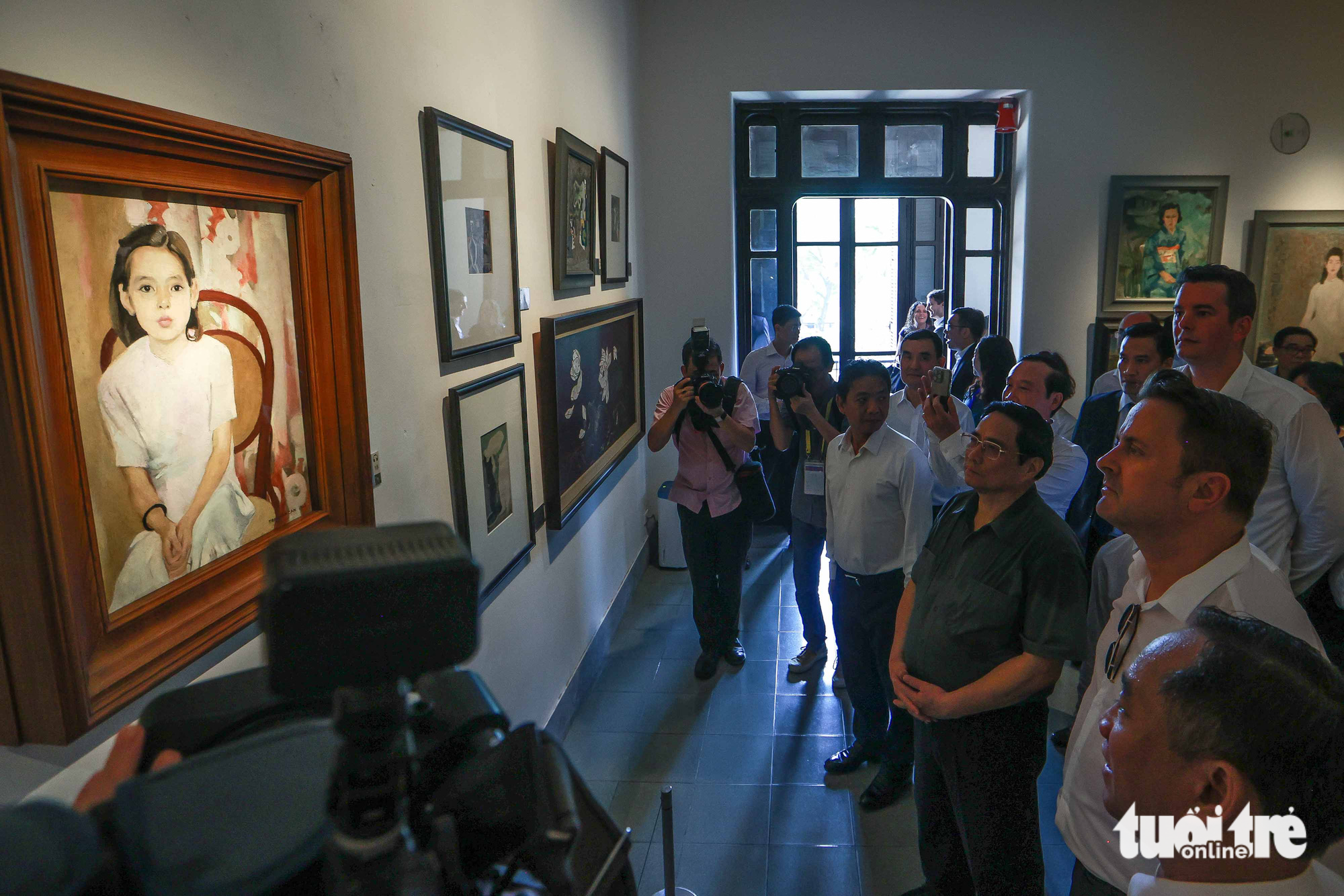 Hai thủ tướng ngắm nhìn bức tranh sơn dầu “Em Thúy” (khổ 60x45cm) của họa sĩ Trần Văn Cẩn. Bức tranh sáng tác năm 1943 vẽ cô cháu gái Nguyễn Minh Thúy lên 8 của họa sĩ Cẩn - Ảnh: NGUYỄN KHÁNH