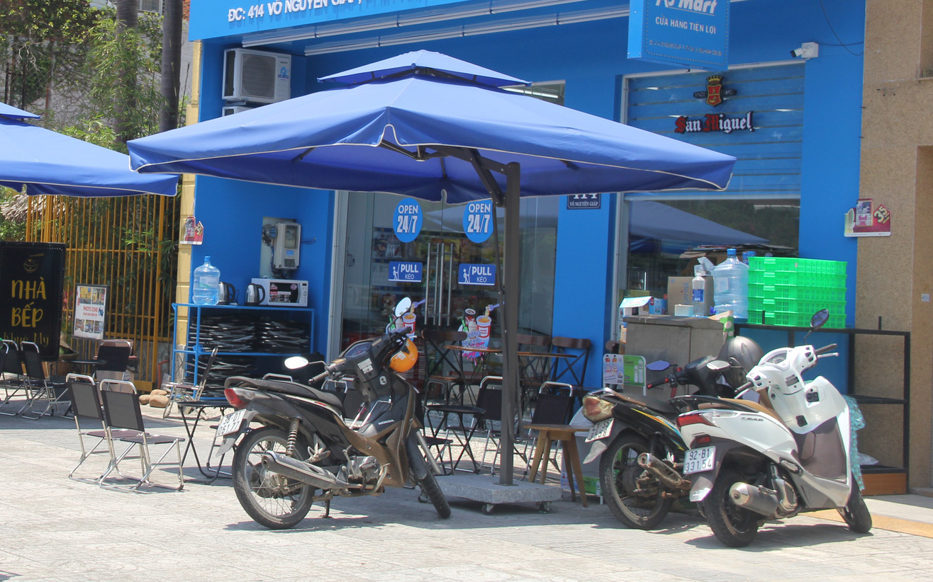 Đà Nẵng kẻ lại vạch cho người đi bộ trên vỉa hè như thế nào?- Ảnh 4. Vỉa hè vẫn tràn lan bàn ghế dù cấm buôn bán ở Đà Nẵng