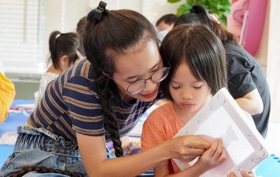 “Dự án vải vụn” với các buổi làm sản phẩm thủ công để cha mẹ và các con cùng làm với nhau - Ảnh: NVCC