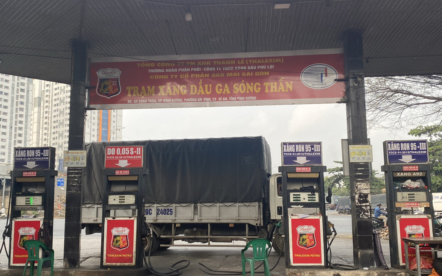 Một doanh nghiệp bán gần 6.000 lít xăng RON95 kém chất lượng- Ảnh 3. Phạt một doanh nghiệp gần 885 triệu đồng vì bán xăng kém chất lượng
