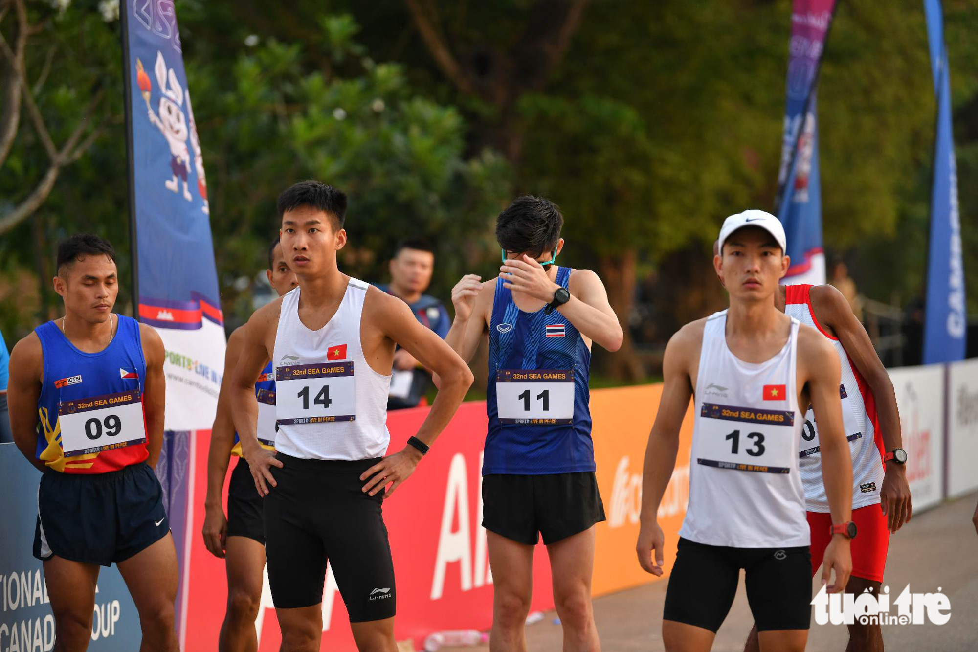 Cập nhật SEA Games 32: Marathon mở hàng, chờ đón ngày vàng - Ảnh 1. Hoàng Nguyên Thanh (13) và Trịnh Quốc Lượng trên đường chạy marathon nam - Ảnh: NAM TRẦN