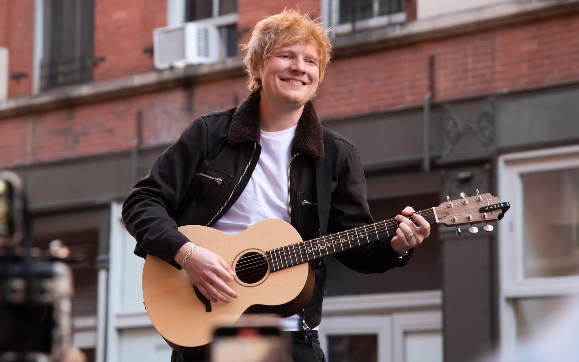 Ed Sheeran và fan ăn mừng thắng kiện trên đường phố New York
