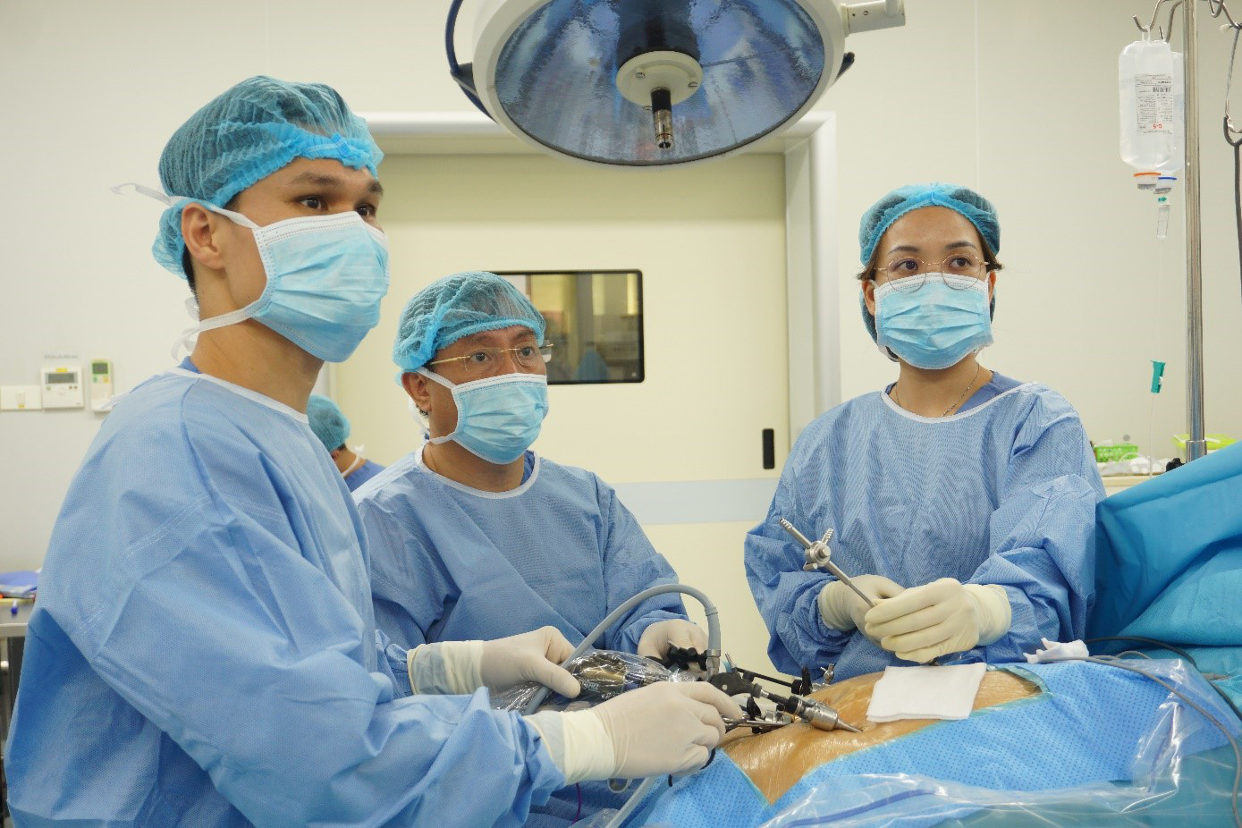 Ngưng thở khi ngủ - căn bệnh dễ gây nhồi máu cơ tim, tai biến mạch máu não? - Ảnh 3. Bác sĩ Nguyễn Anh Tuấn trong ca nội soi thu nhỏ dạ dày cho người béo phì - Ảnh: HÀ LINH