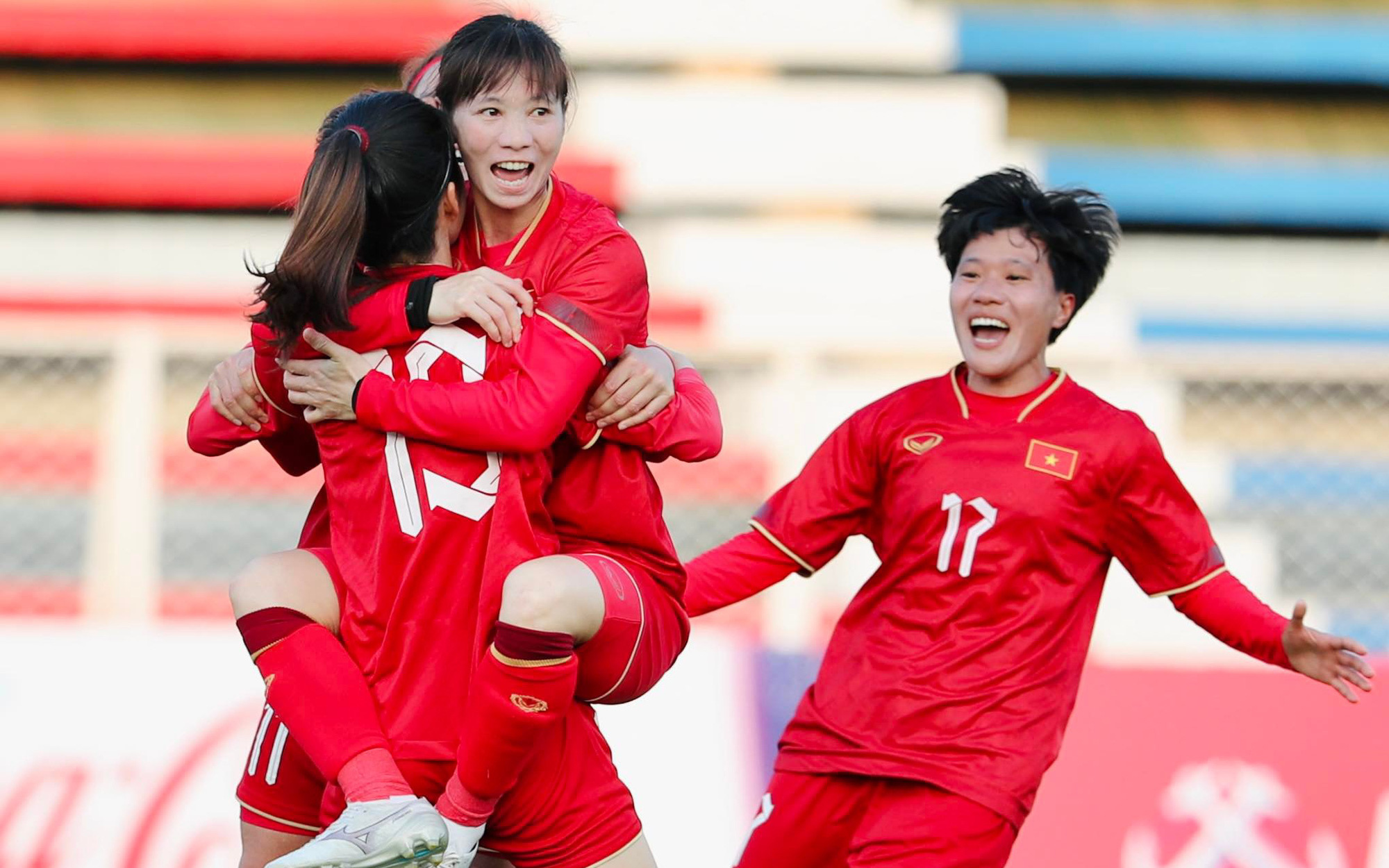 Thắng Myanmar 3-1, tuyển nữ Việt Nam "rộng cửa" vào bán kết