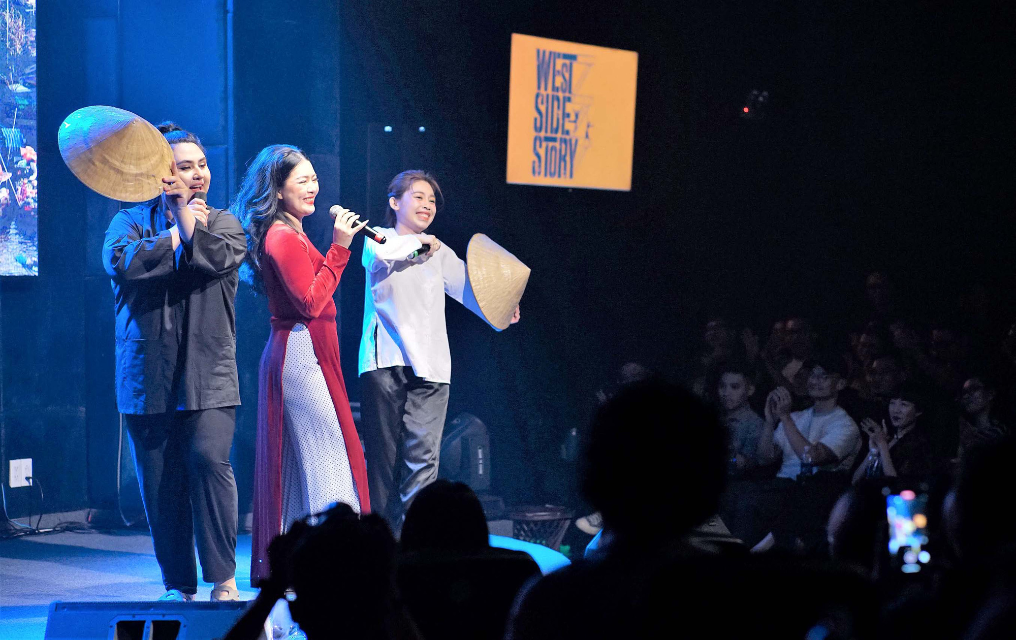 Âu Bảo Ngân, Sevinch Orujova và Thảo Ngọc tung hứng với I Feel Pretty từ nhạc kịch West side story cùng biến tấu miền Tây - Ảnh: H.V. Âu Bảo Ngân, Sevinch Orujova và Thảo Ngọc tung hứng với I Feel Pretty từ nhạc kịch West side story cùng biến tấu miền Tây - Ảnh: H.V.