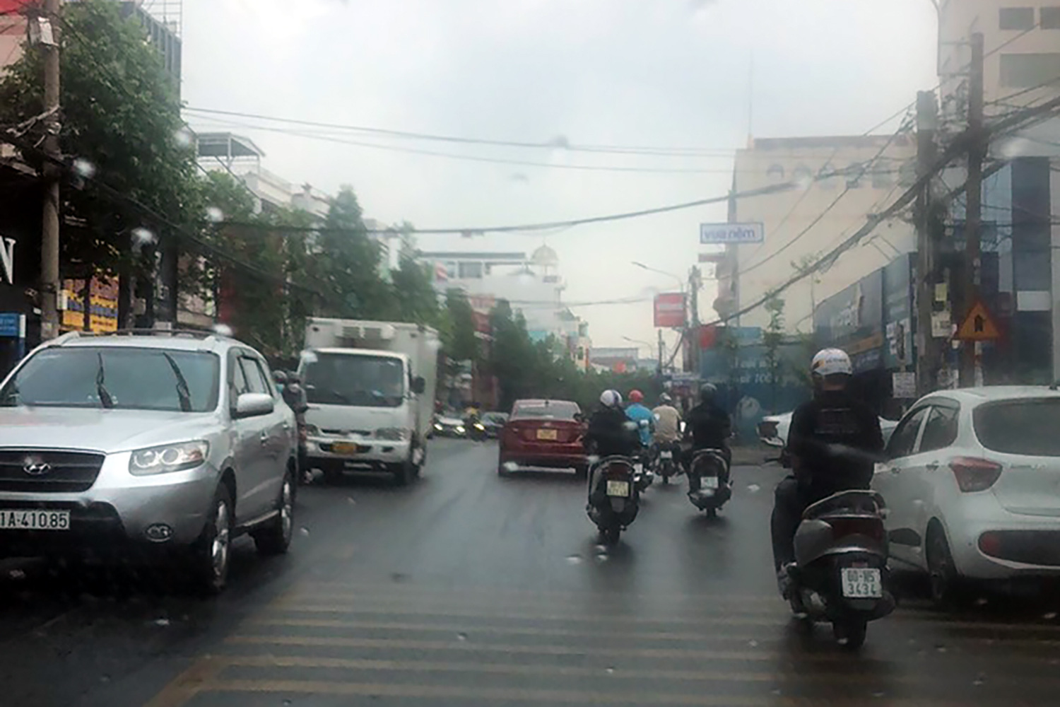 Nhiều nơi ở Đồng Nai xuất hiện mưa 'vàng' giải nhiệt nắng nóng - Ảnh 1. Mưa "vàng" giải nhiệt khu vực thành phố Biên Hòa, Đồng Nai sau những ngày nắng nóng gay gắt - Ảnh: A.B.