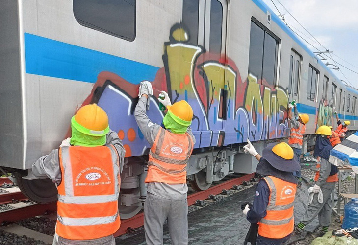 Tàu metro số 1 bị vẽ bậy ở nơi không có góc quay camera - Ảnh 1. Tàu metro số 1 bị vẽ bậy ở nơi không có góc quay camera - Ảnh 1.