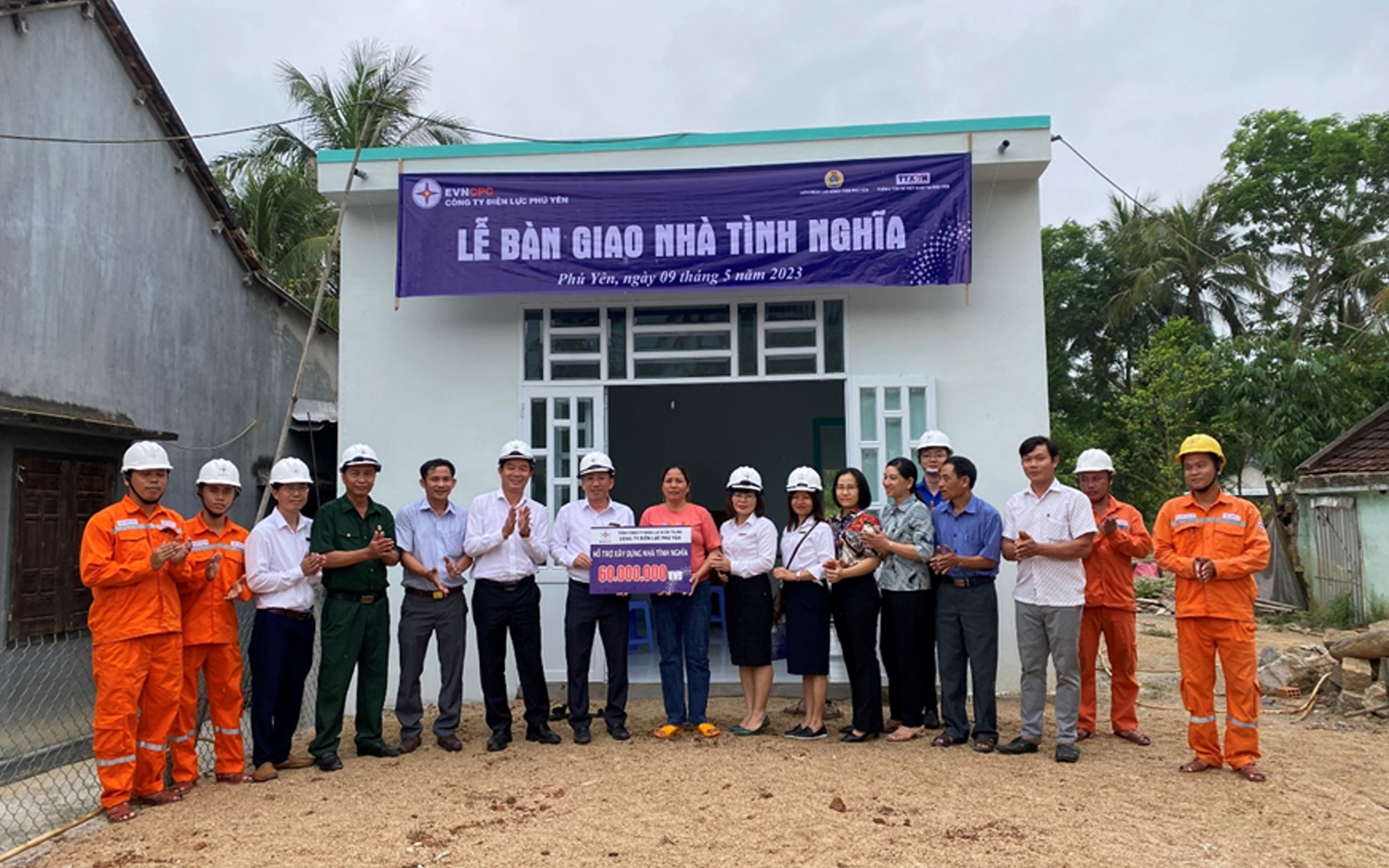 Điện lực Phú Yên bàn giao nhà tình nghĩa cho hộ nghèo ở Đa Lộc