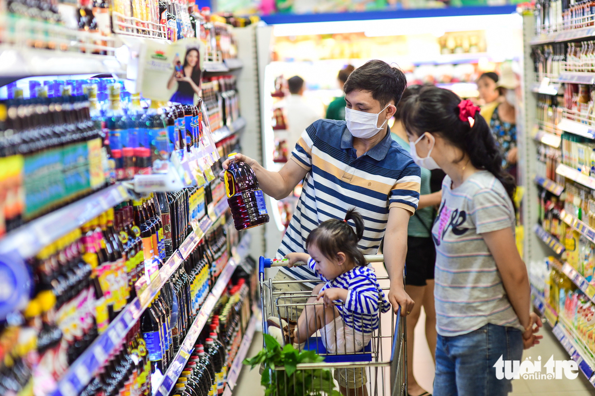 Người dân mua sắm tại siêu thị Co.opMart (TP.HCM) - Ảnh: Q.ĐỊNH