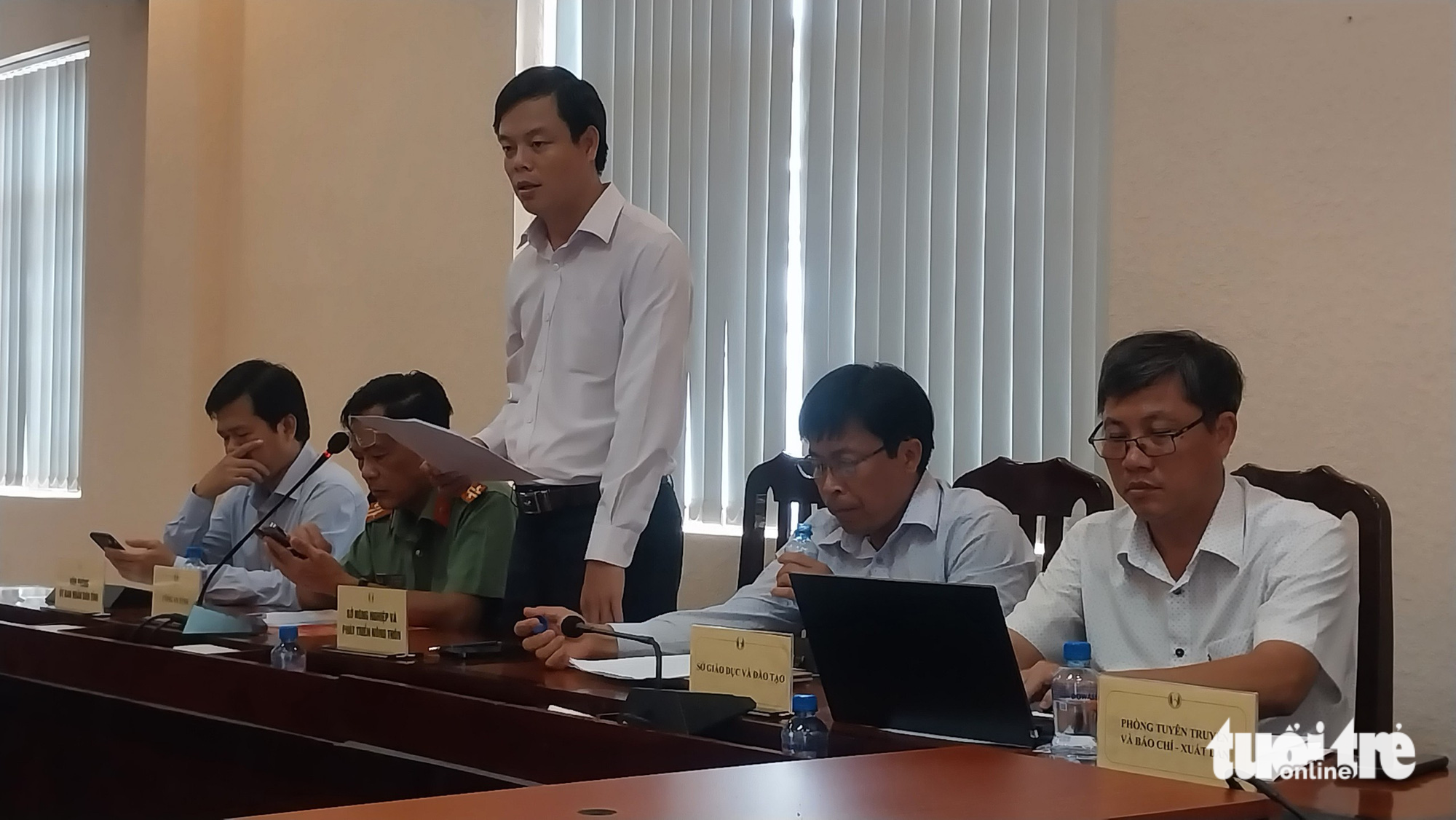 Ông Huỳnh Tất Đạt (đứng) - phó giám đốc Sở Nông nghiệp và Phát triển nông thôn tỉnh Đồng Tháp - thông tin về tình hình sạt lở - Ảnh: ĐẶNG TUYẾT