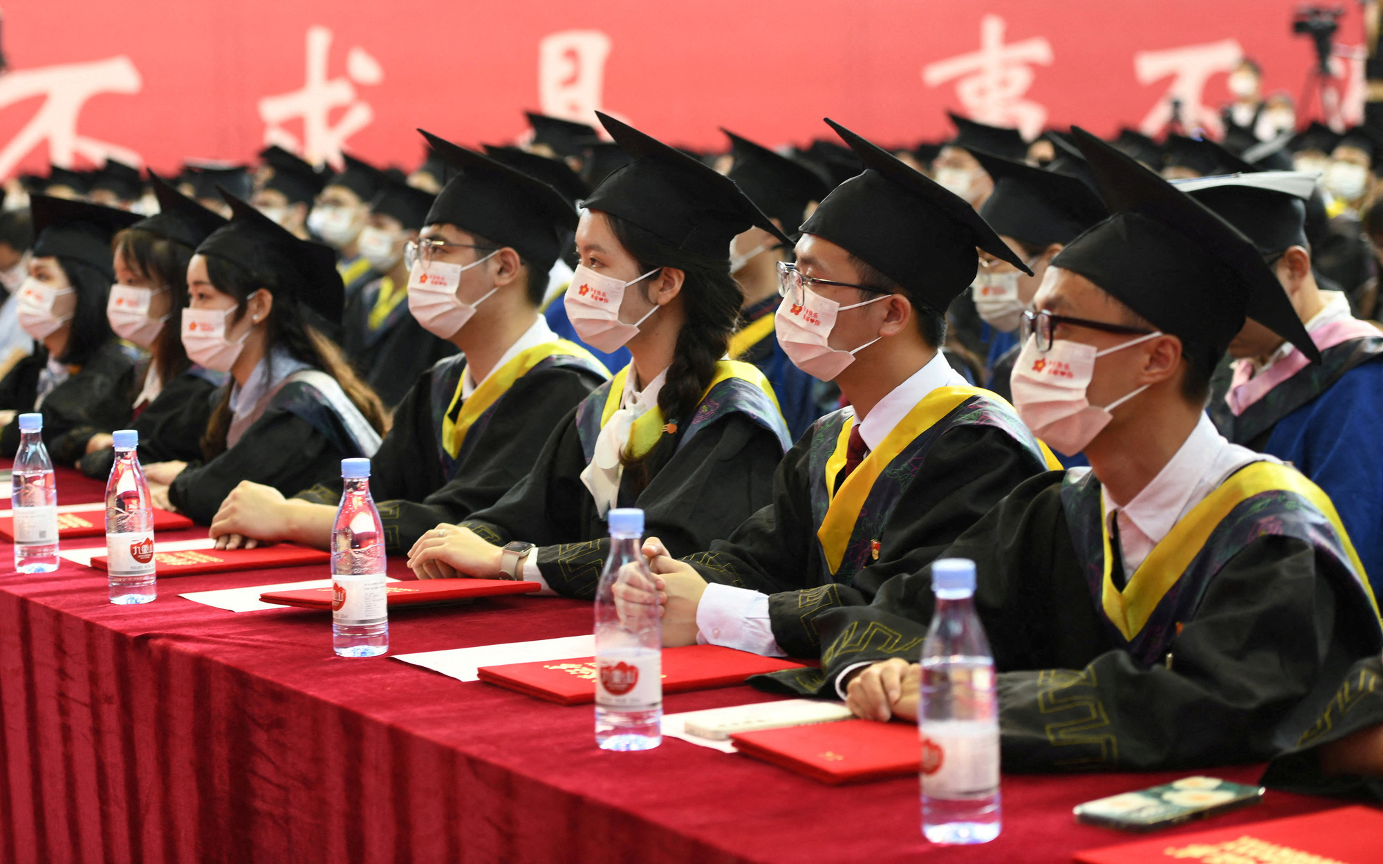 Trung Quốc dư thừa cử nhân đại học: Sinh viên giỏi phải lao động chân tay