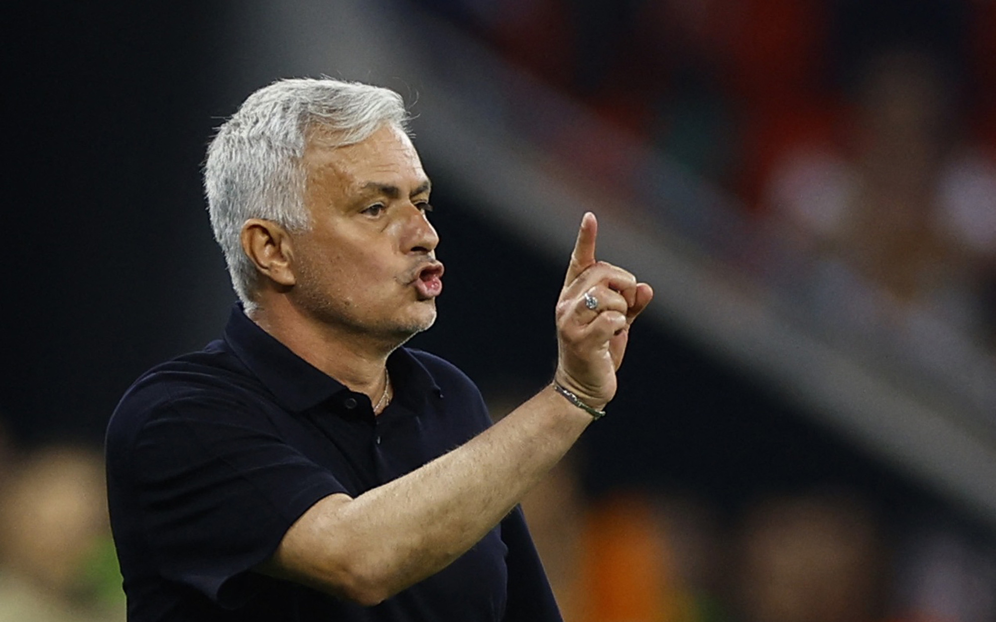 Chửi trọng tài, ném huy chương, HLV Mourinho có thể bị phạt nặng