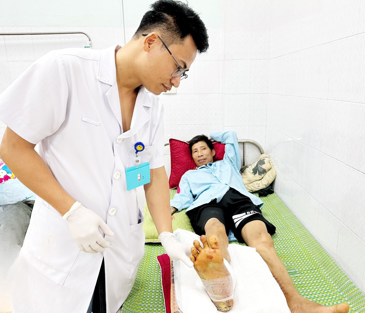 Cổ chân phải của bệnh nhân L.V.T. bị đứt lìa vừa được các bác sĩ Bệnh viện Đa khoa tỉnh Thanh Hóa phẫu thuật nối thành công - Ảnh bệnh viện cung cấp