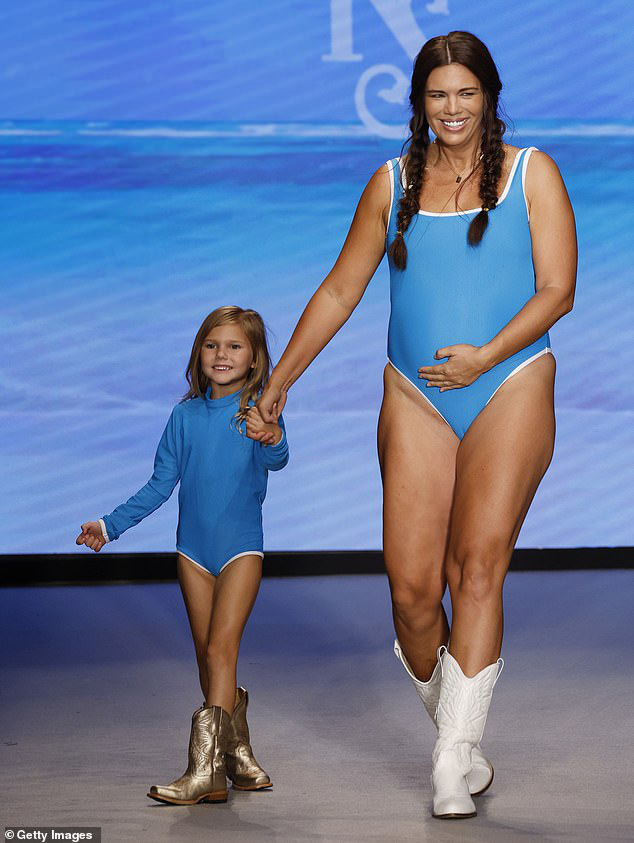 Mẫu nữ cho con bú trên sàn runway lại bế bụng bầu đi catwalk - Ảnh 2. Mẫu nữ cho con bú trên sàn runway lại bế bụng bầu đi catwalk - Ảnh 2.