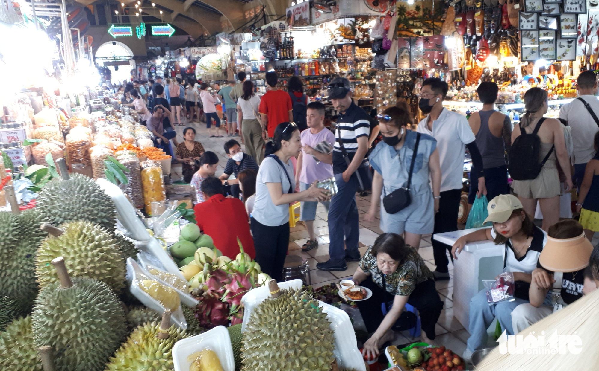 Chợ Bến Thành đã nhộn nhịp, tiểu thương hào hứng với dán mã thanh toán không tiền mặt - Ảnh 5.